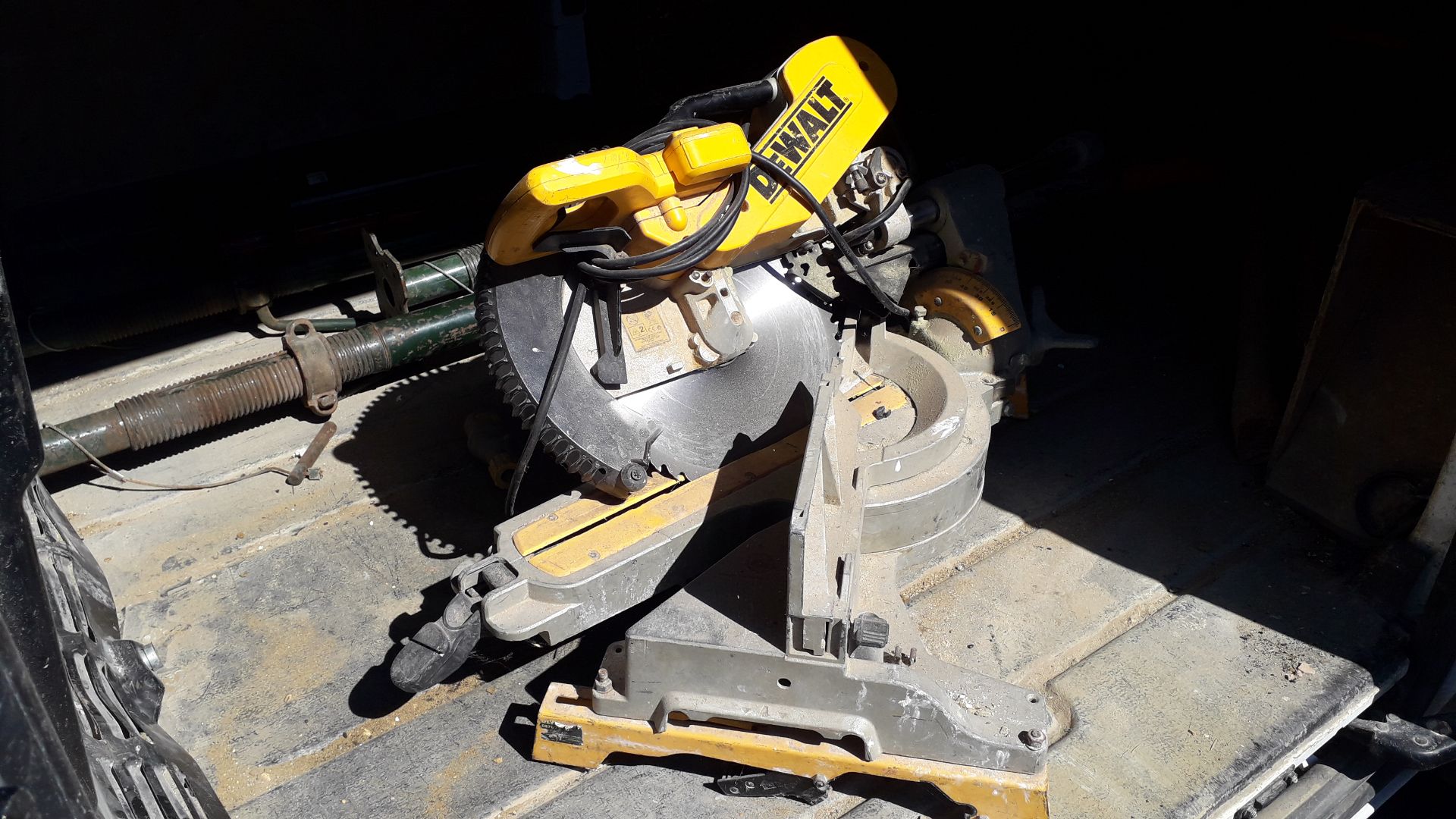 DeWalt DWS780-LX 305mm Sliding Mitre Saw, 110v - Image 3 of 5