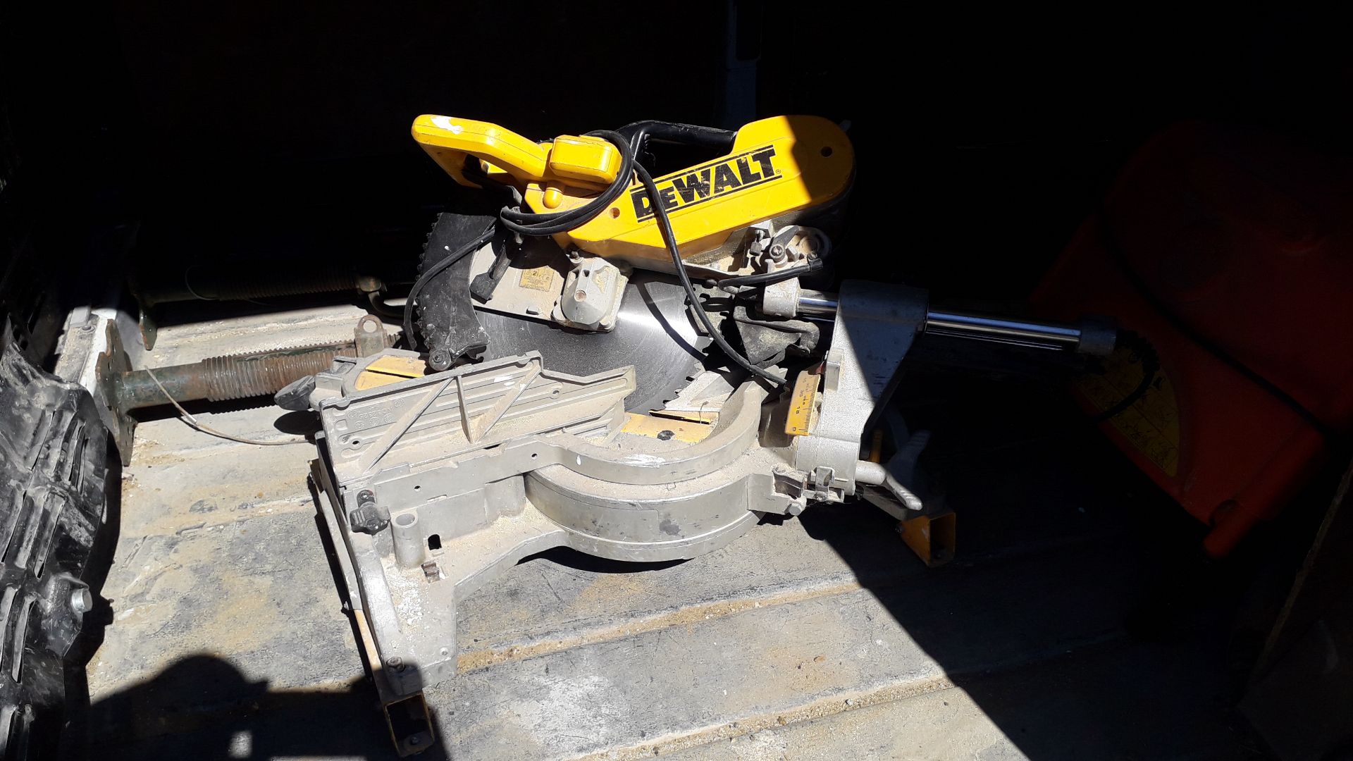 DeWalt DWS780-LX 305mm Sliding Mitre Saw, 110v - Image 2 of 5