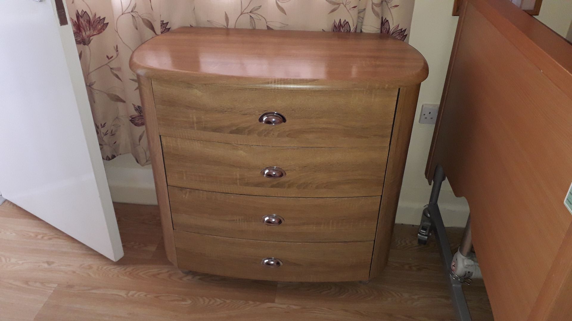 Contents of room to include Days Casa Med Classic Electrical Adjustable Bed, armchair, sideboard and - Image 5 of 6