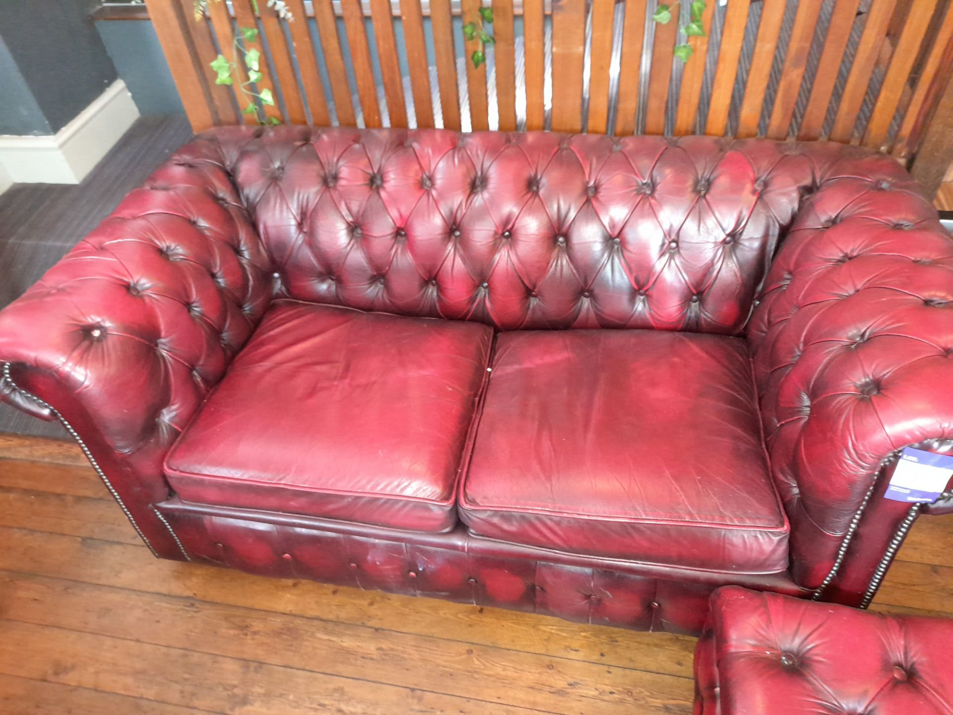2 Seater Oxblood chesterfield 2 person sofa and buffet with wood occasional table - Image 2 of 3