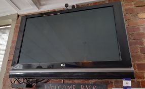LG 50” wallmounted colour TV with Goodmans digital TV receiver