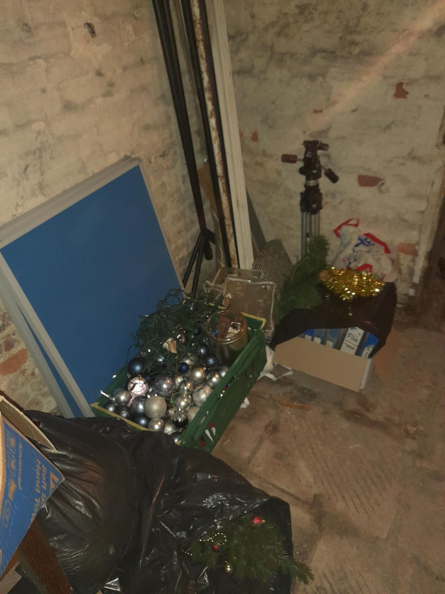 Contents of room to include decorations, vacuum cleaner & carpet cleaner - Image 7 of 8