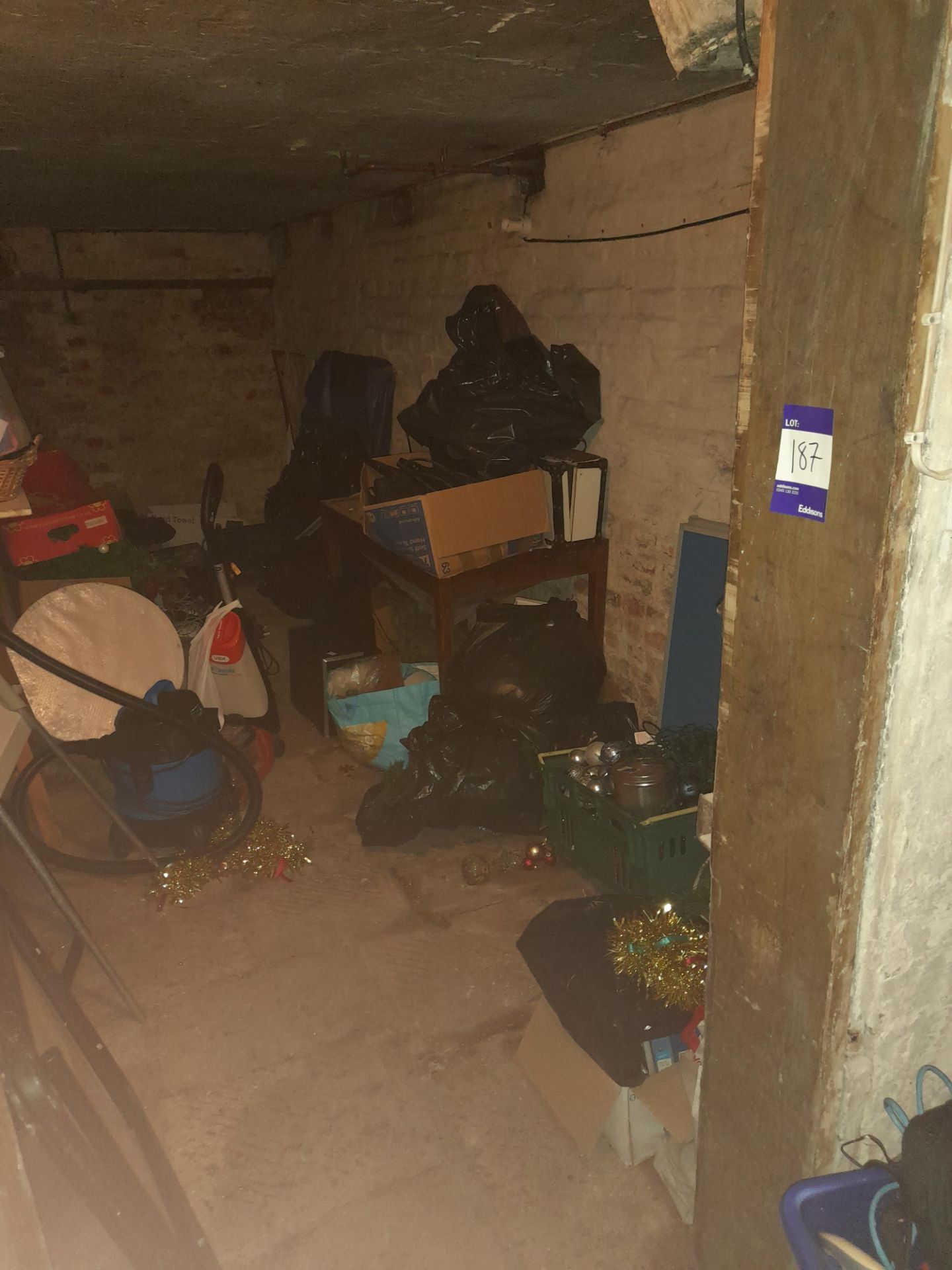 Contents of room to include decorations, vacuum cleaner & carpet cleaner