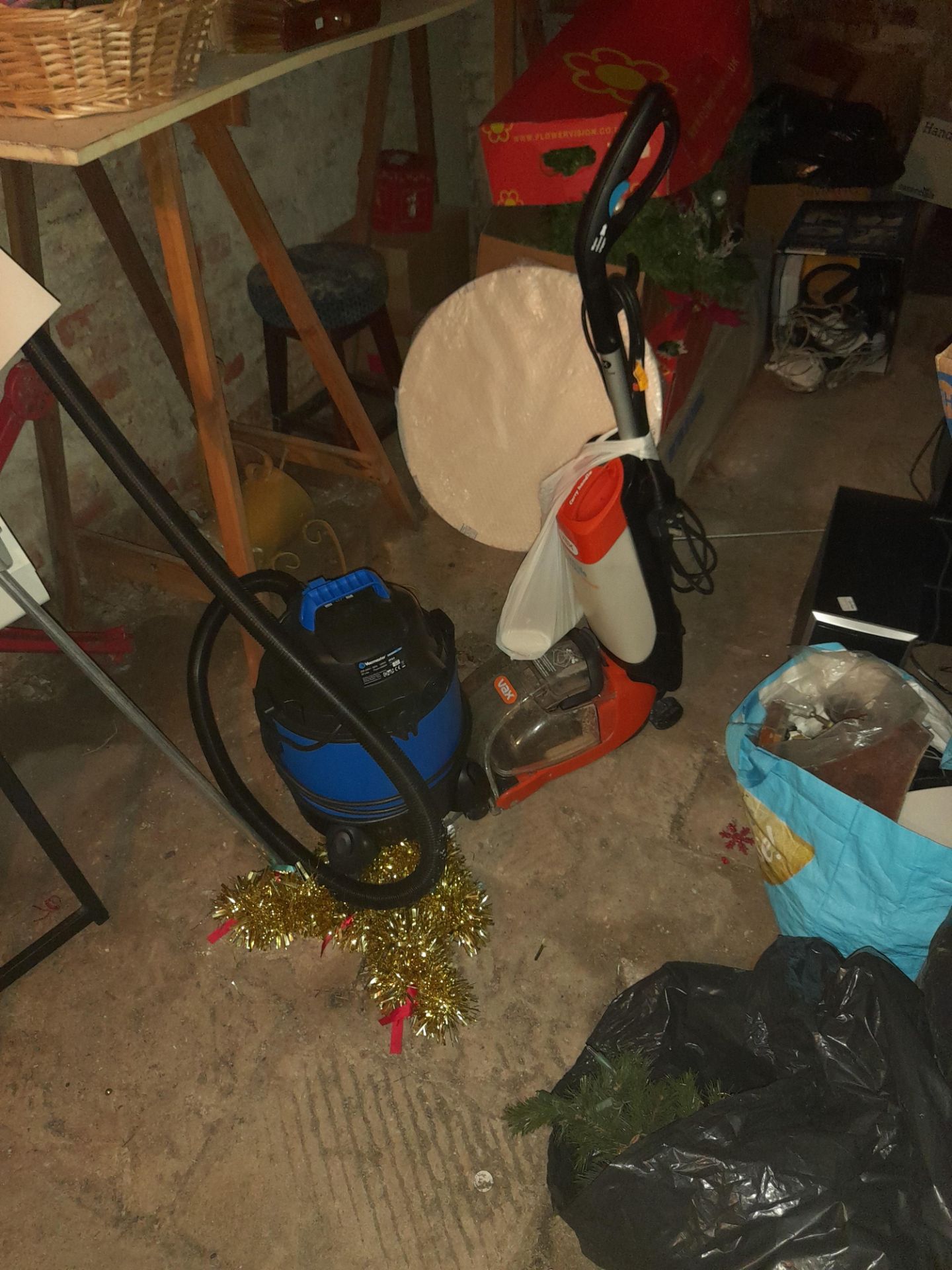 Contents of room to include decorations, vacuum cleaner & carpet cleaner - Image 3 of 8