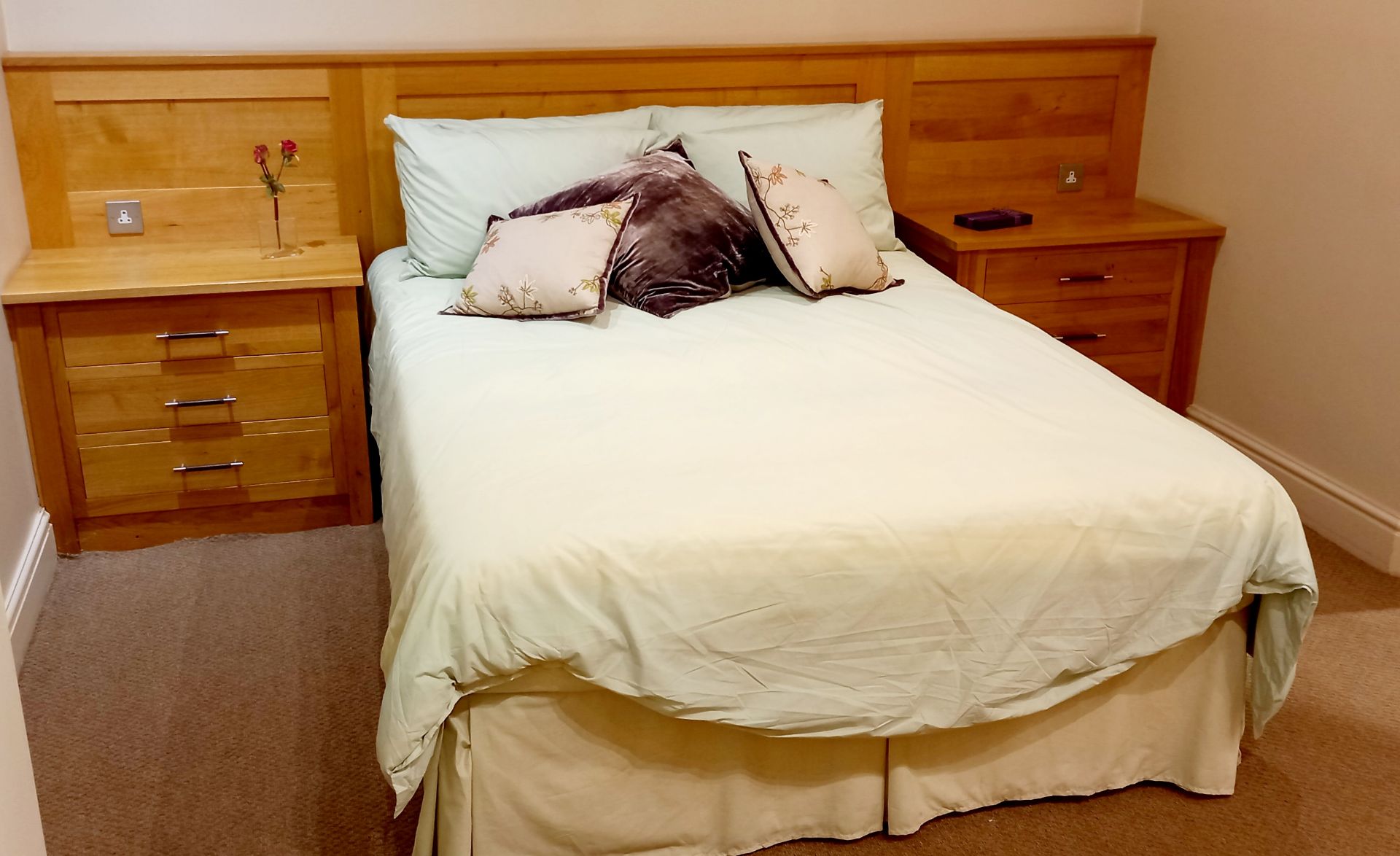 European solid oak in frame bedroom to include all in one bed & bedside drawer unit, 3 door - Image 9 of 10