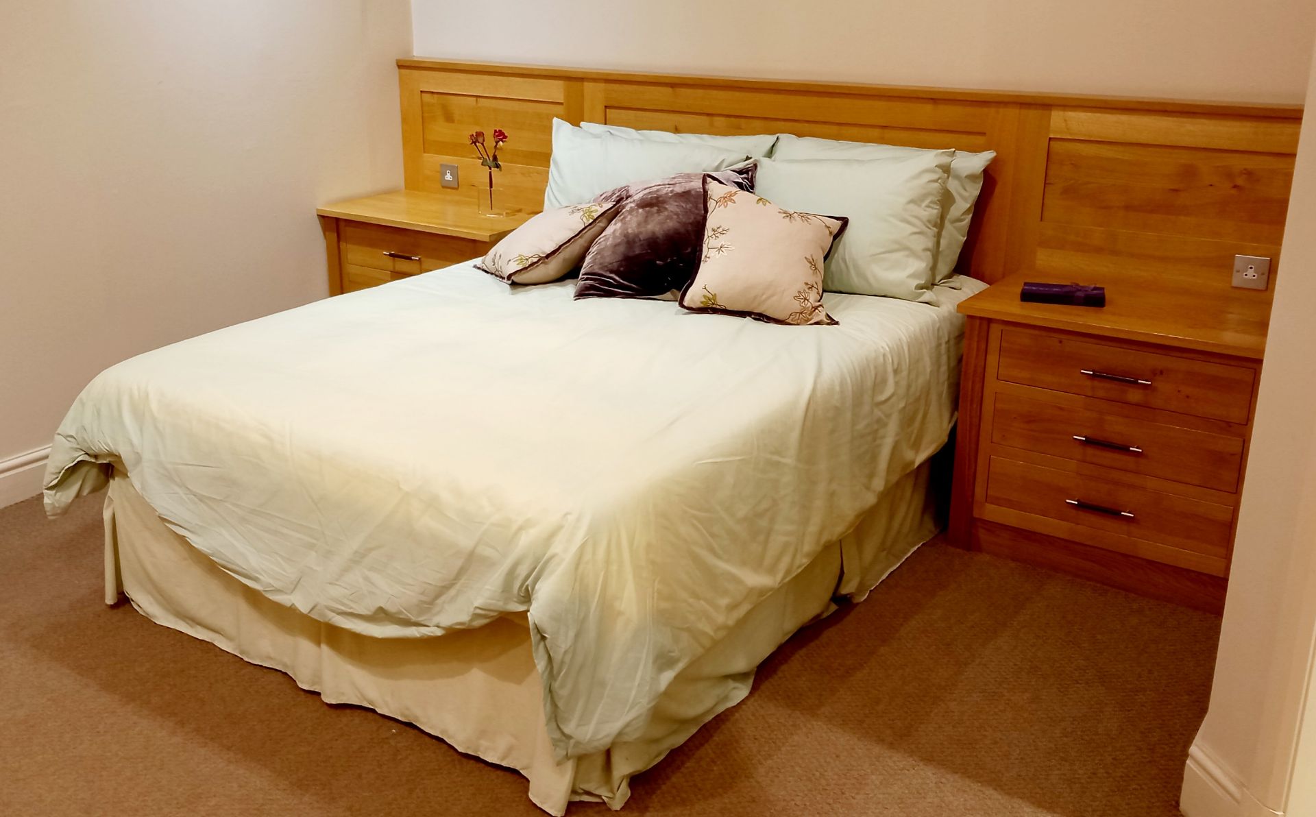 European solid oak in frame bedroom to include all in one bed & bedside drawer unit, 3 door - Image 10 of 10