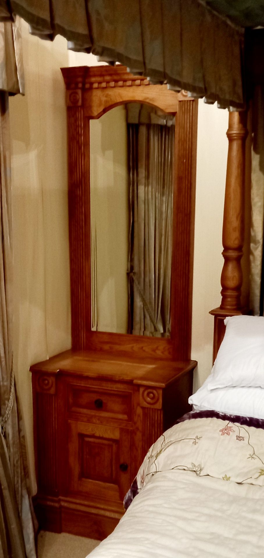 European oak bedroom to include 4 poster bed, 2 x mirrored bedside cabinets, ottoman, double - Image 5 of 14