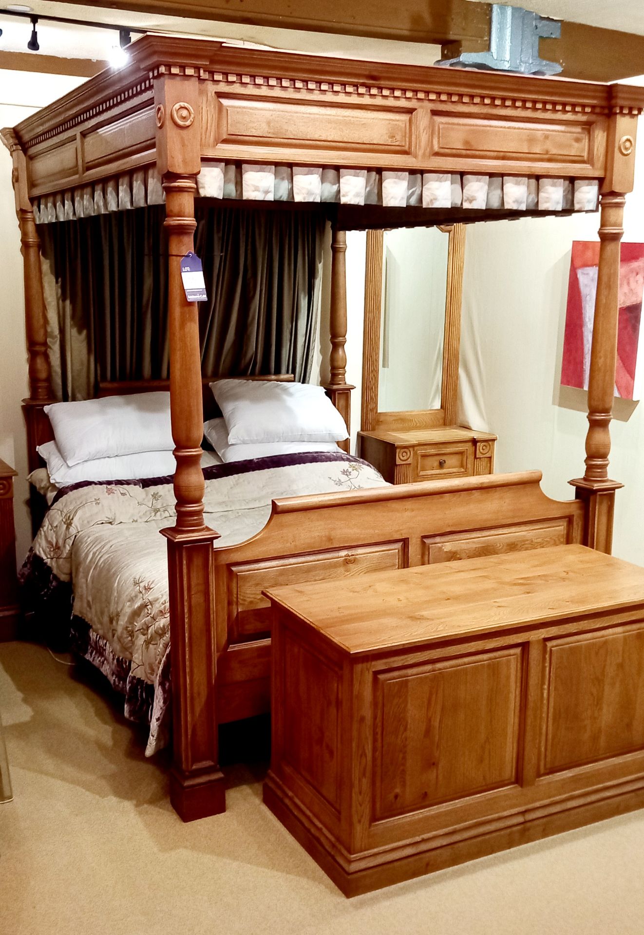 European oak bedroom to include 4 poster bed, 2 x mirrored bedside cabinets, ottoman, double - Image 3 of 14