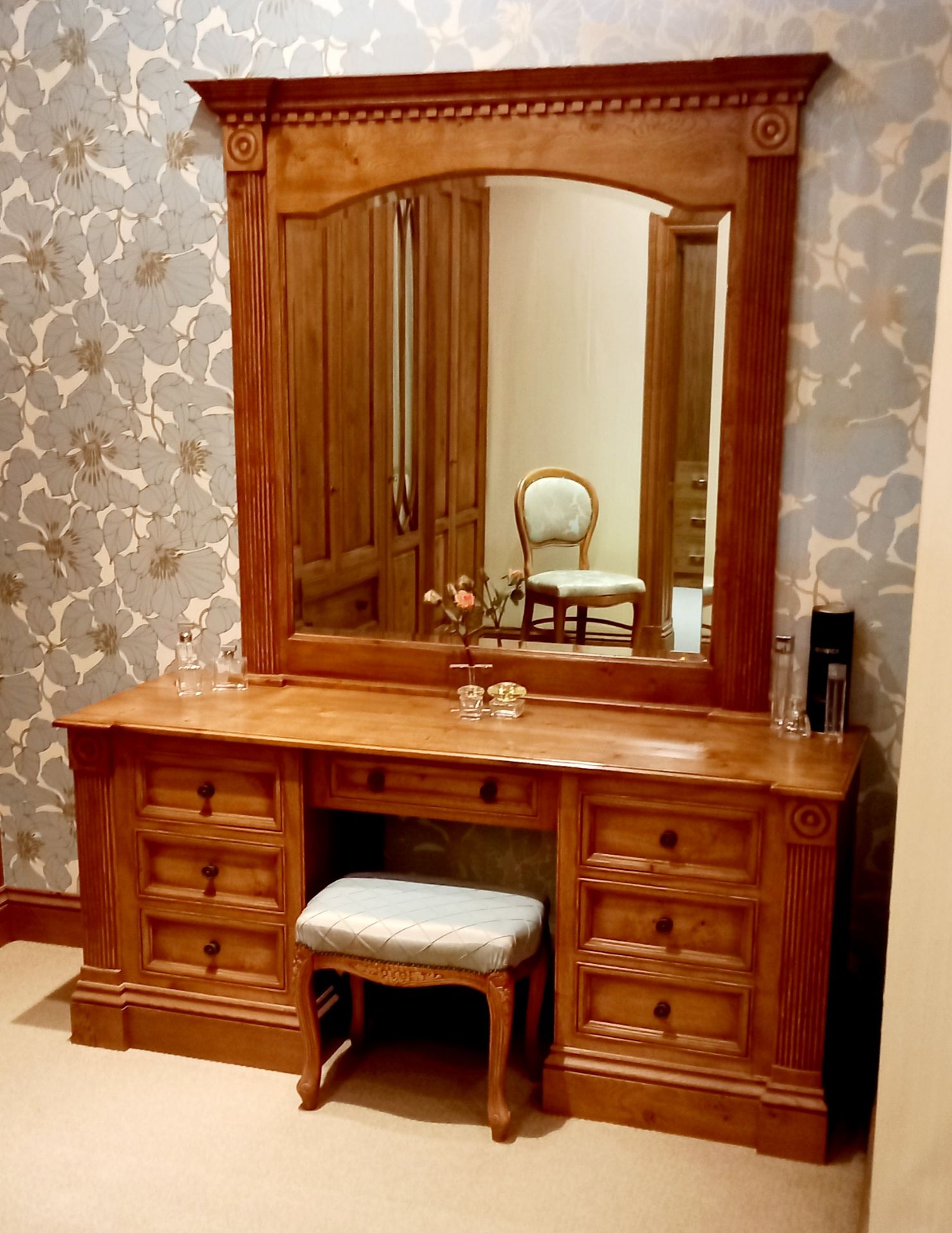 European oak bedroom to include 4 poster bed, 2 x mirrored bedside cabinets, ottoman, double - Image 7 of 14