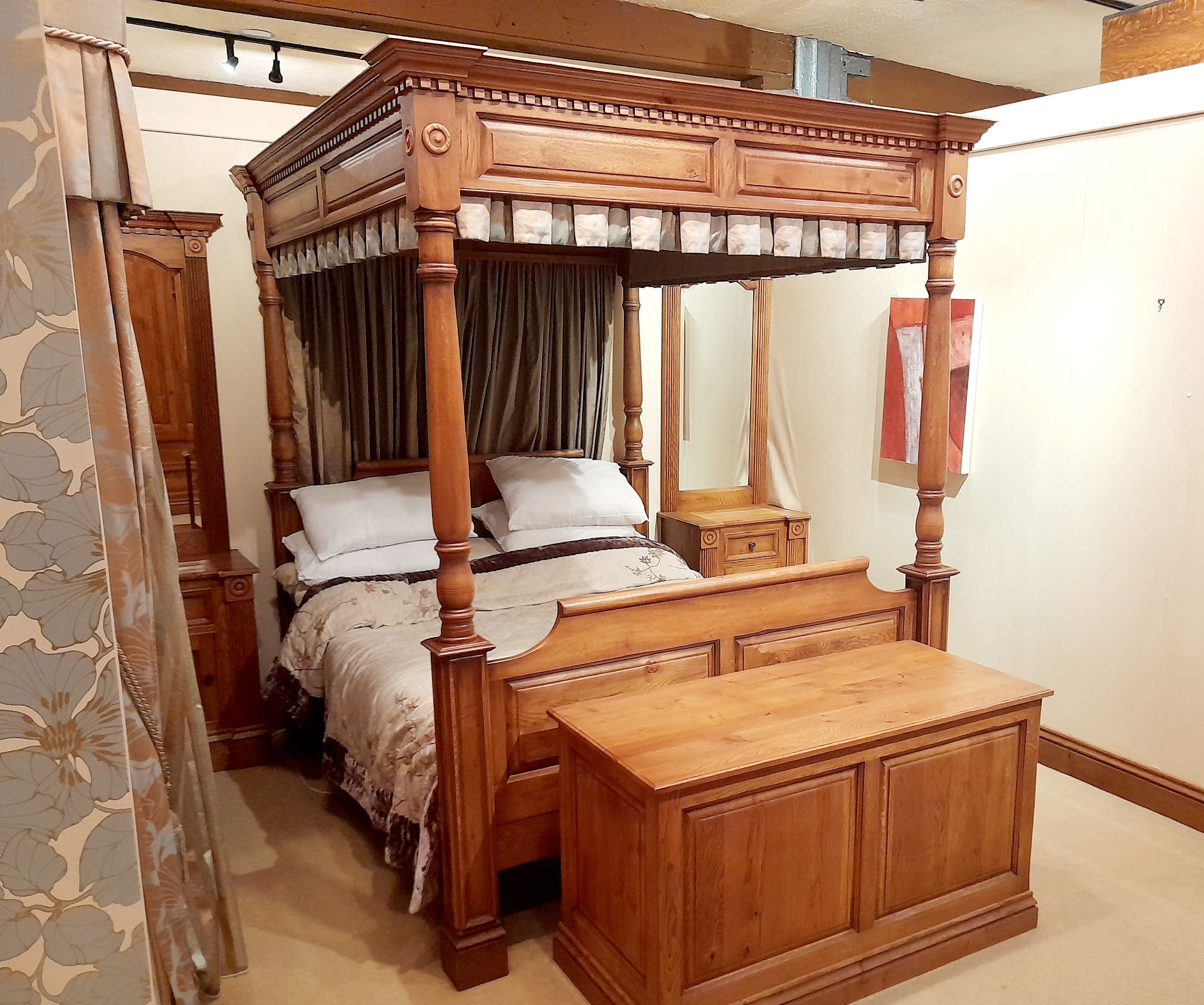 European oak bedroom to include 4 poster bed, 2 x mirrored bedside cabinets, ottoman, double - Image 2 of 14