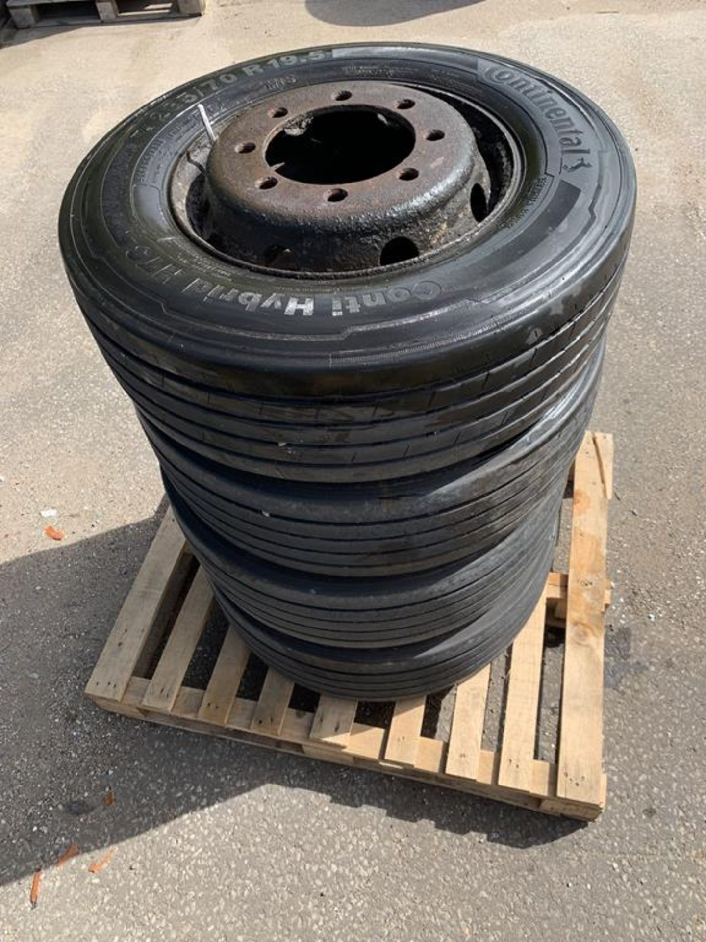 Wheel and tyres: Qty4 Continetal 265/70R19. Job Lot - Image 2 of 2