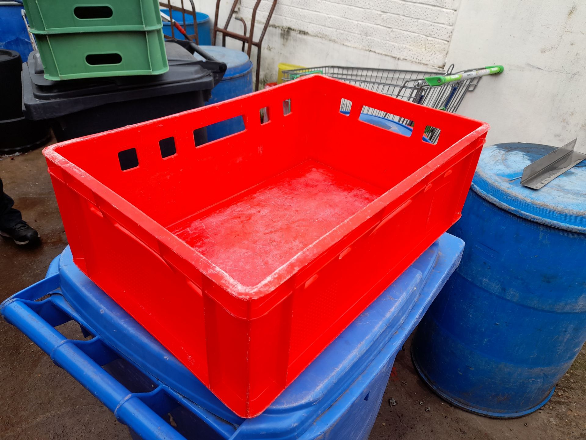 10 : Red 600mm x 400mm x 200mm plastic trays, Phot - Image 2 of 2