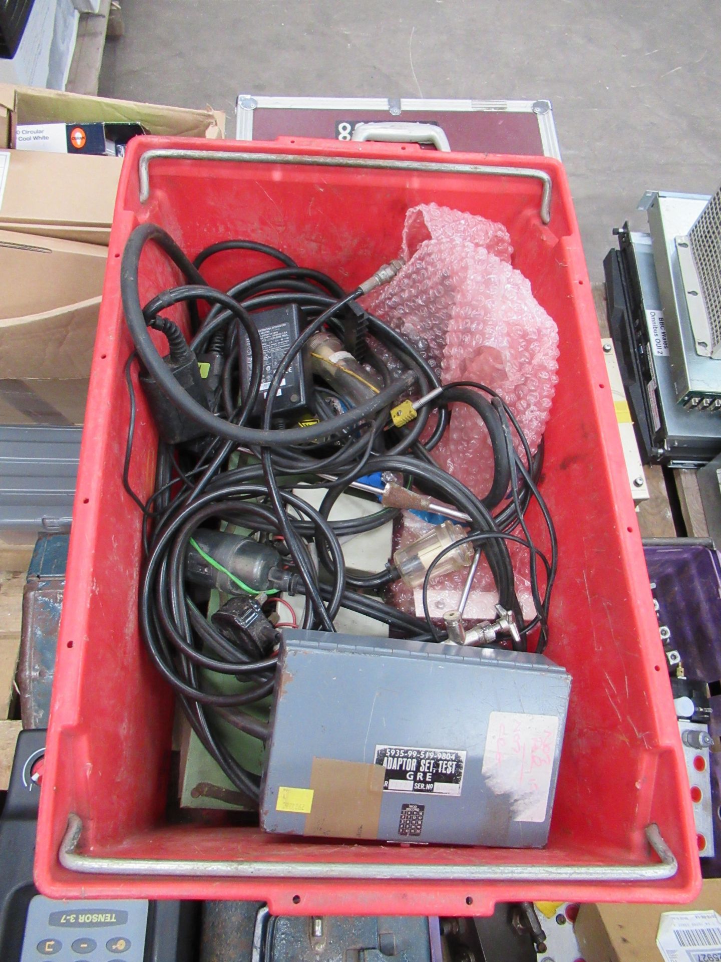 A pallet of various electrical items, tool boxes and contents etc. Please note this lot has a lift o - Image 4 of 5