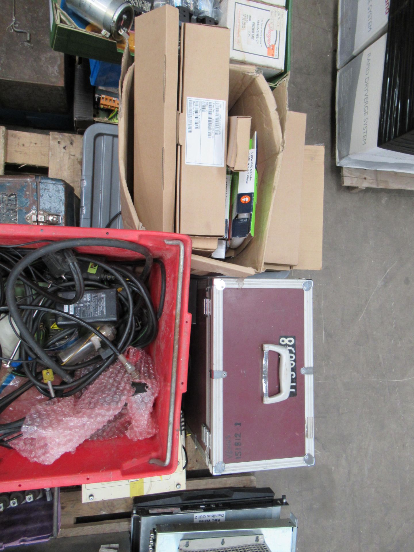 A pallet of various electrical items, tool boxes and contents etc. Please note this lot has a lift o - Image 5 of 5
