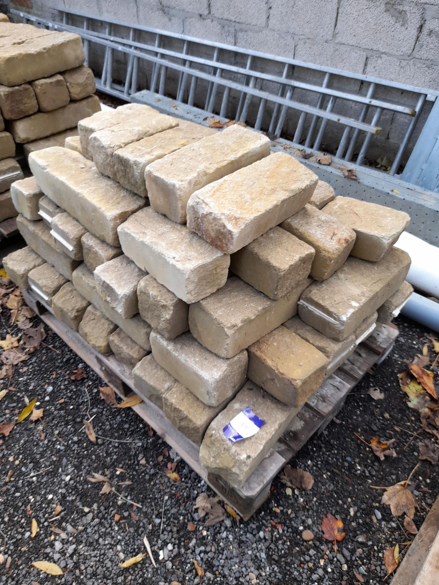 1 and a half pallet of dress building stone - Image 2 of 3