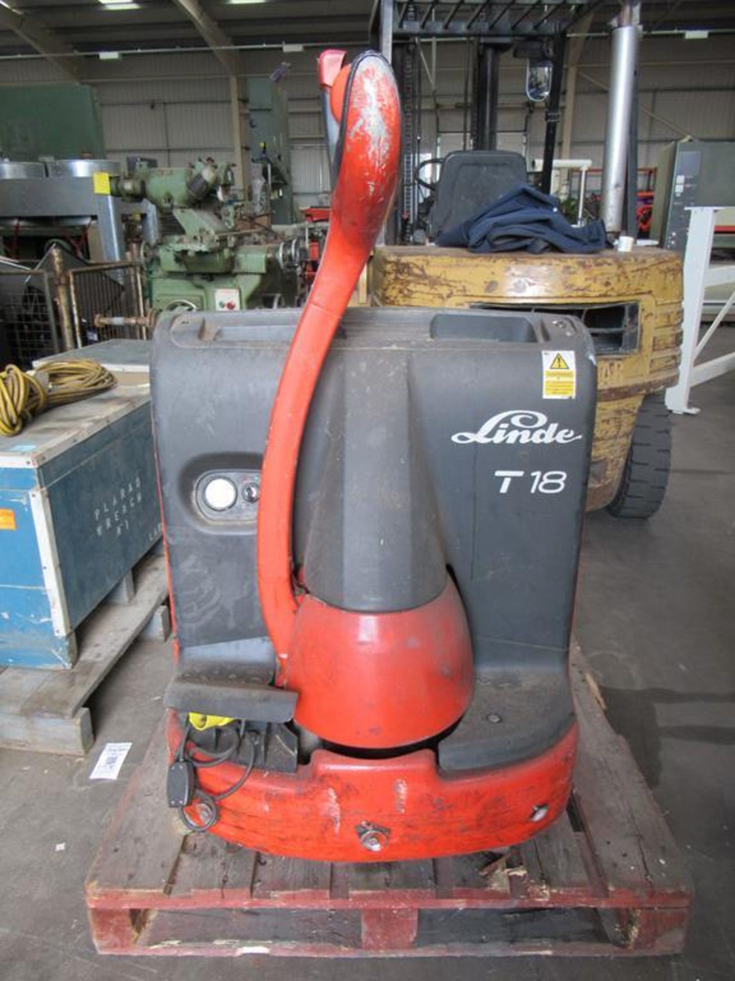 A Linde T-18 Electric Pallet Truck. Rated Capacity 1800Kg. - Image 4 of 8