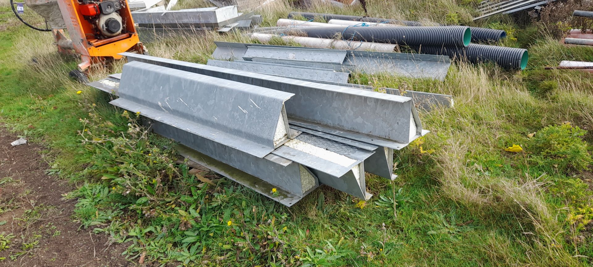 Steel RS3 with quantity of fabricated lintels - Image 2 of 2