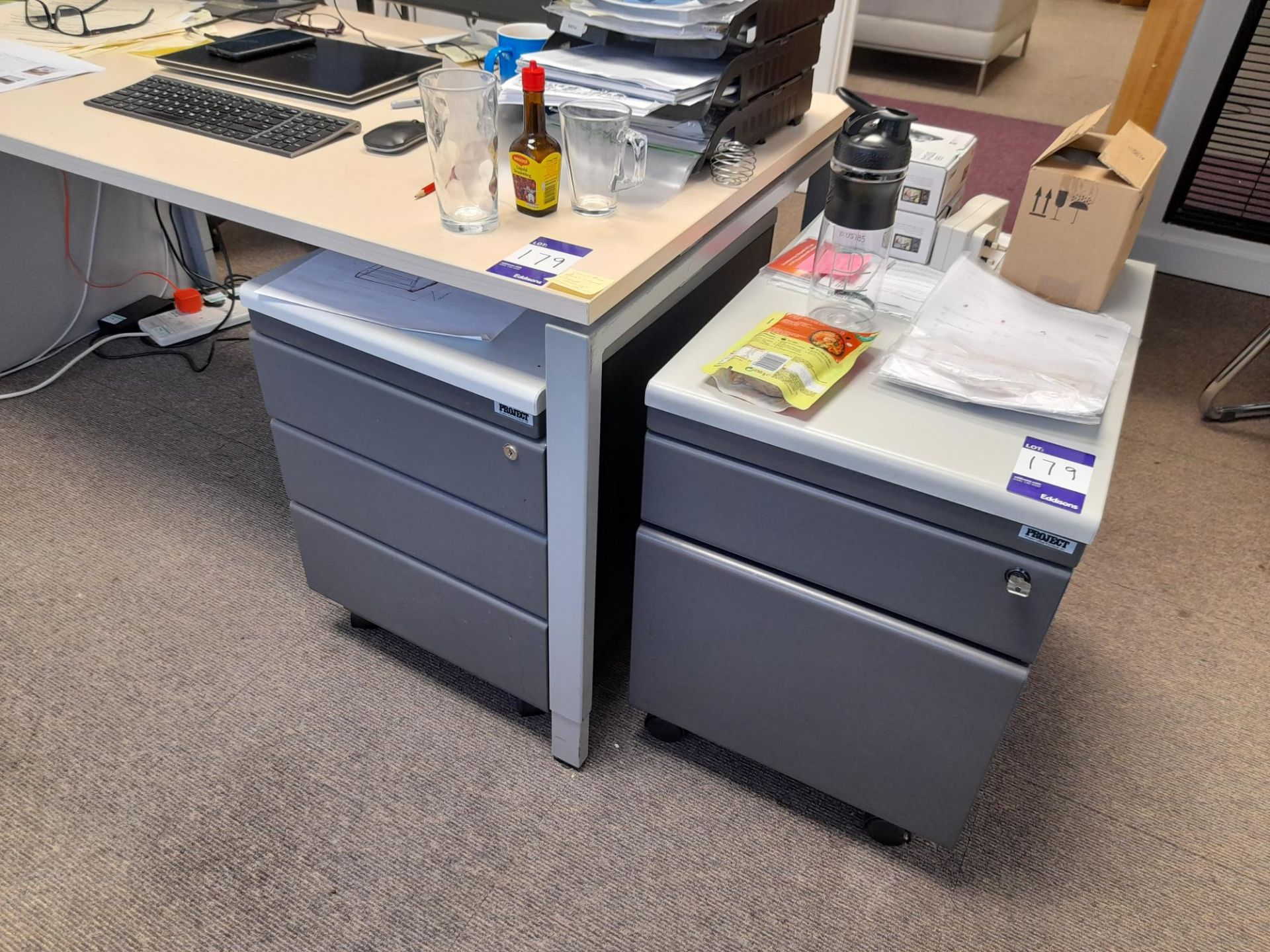 Office furniture to room to include table, 2 x ped drawer units, two drawer filing cabinet, swivel - Image 3 of 5