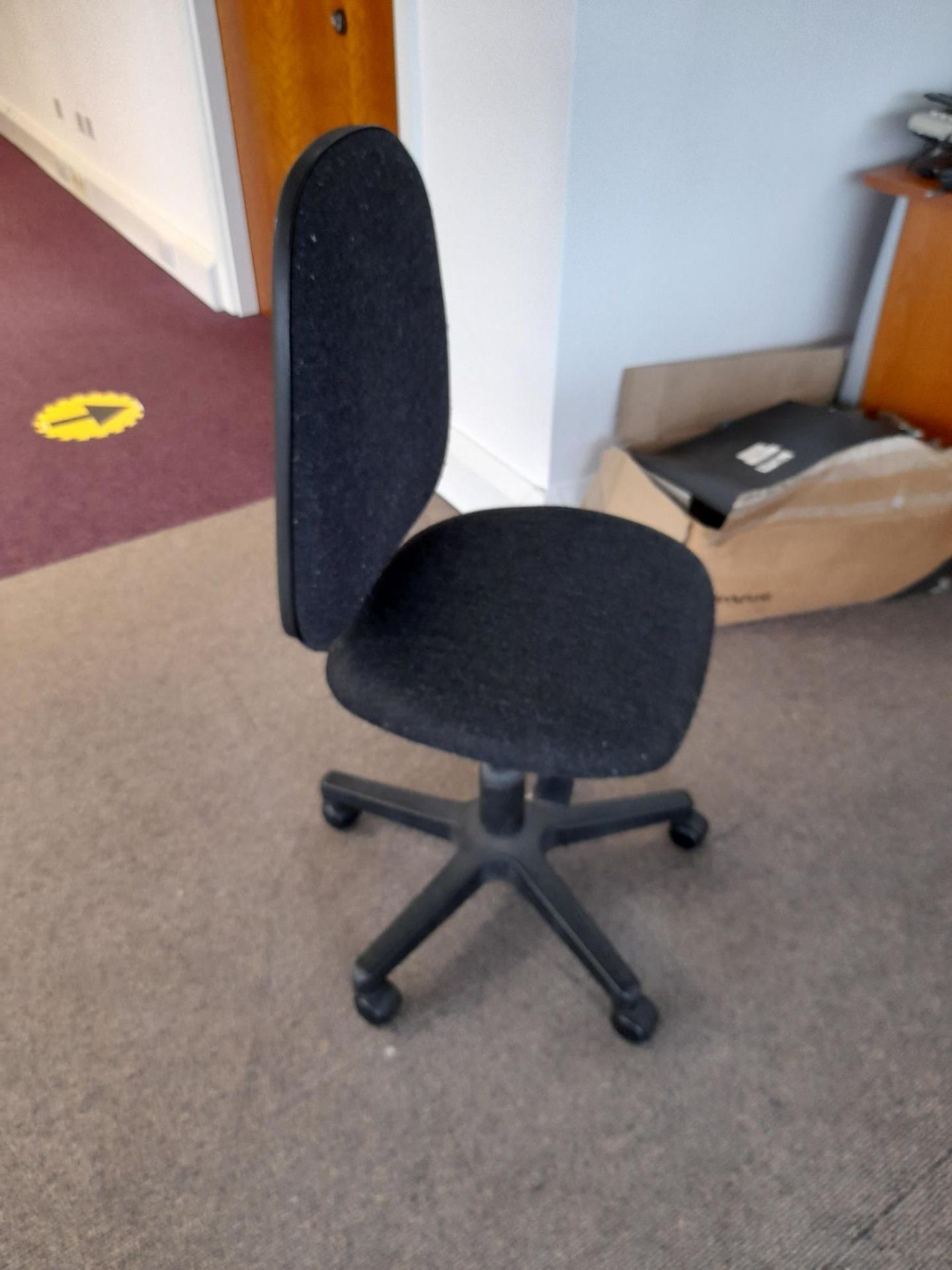 5 x various swivel chairs (photos for illustrative purposes only) (contents excluded) - Image 2 of 6