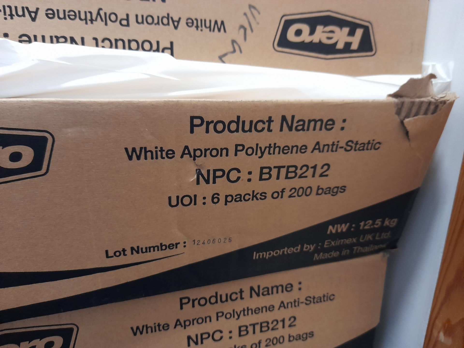 6 x Boxes of Hero white aprons (6 packs of 200 per - Image 2 of 3