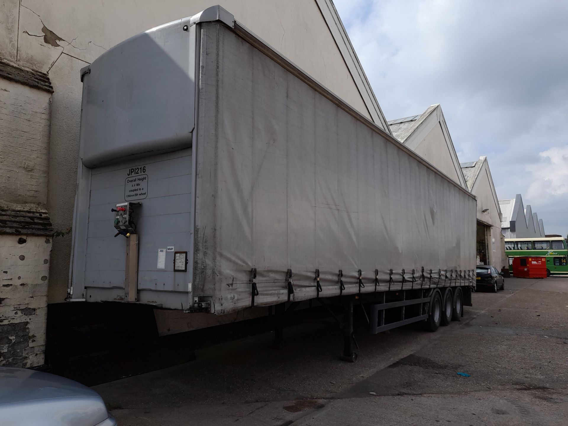 SDC Trailers Tri-Axle Curtain Side Trailer serial number H01100008282 (01/01/05) - Contents included
