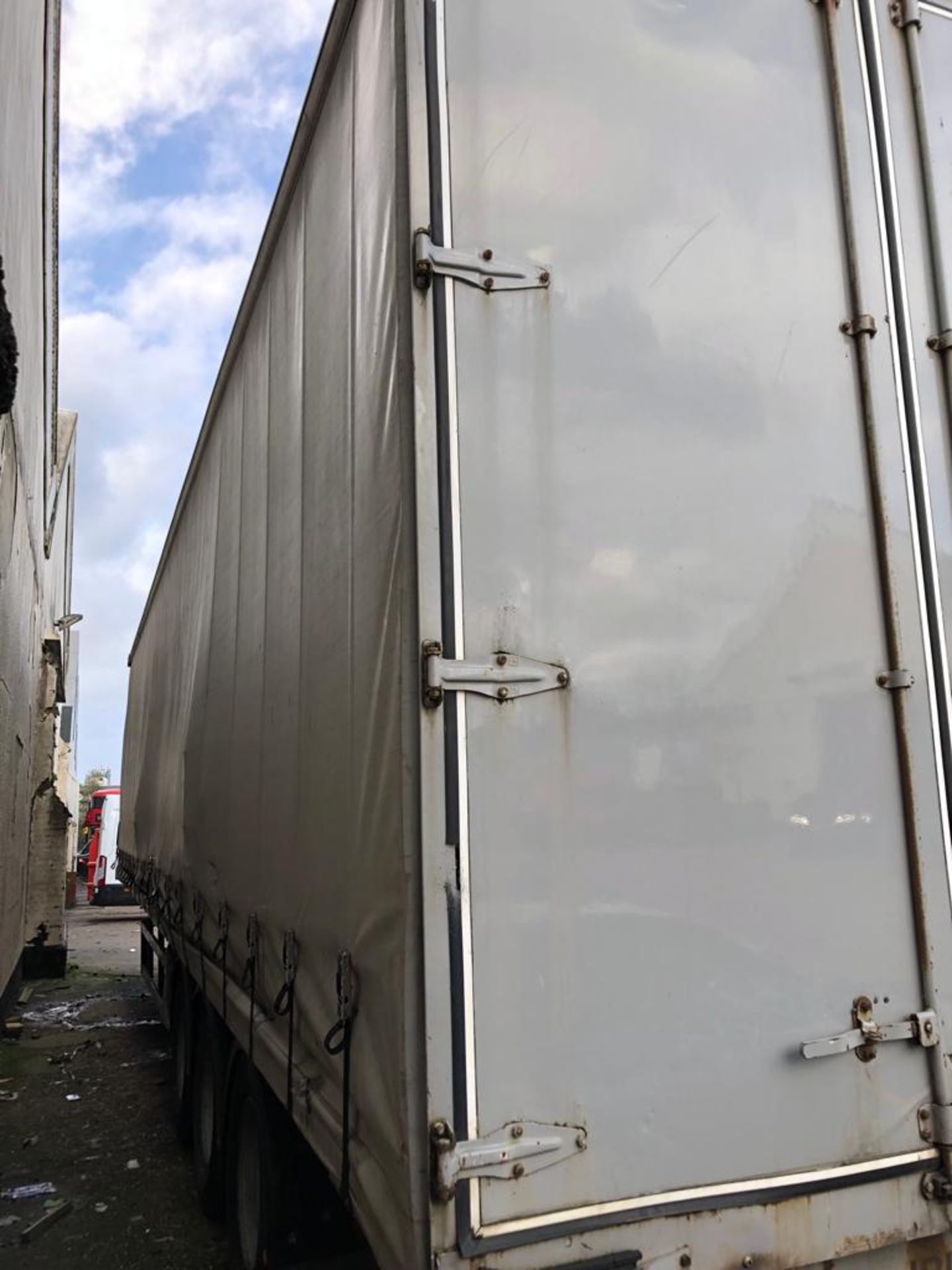 SDC Trailers Tri-Axle Curtain Side Trailer serial number H01100008282 (01/01/05) - Contents included - Image 5 of 20