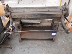 Unbadged manually operated guillotine shear