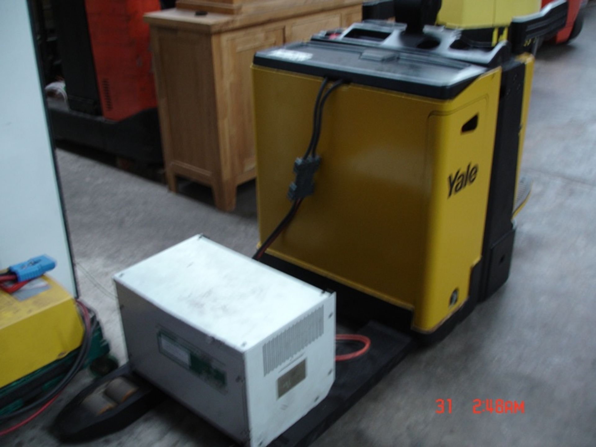 YALE RIDE ON ELECTRIC PALLET MOVER - Image 2 of 4