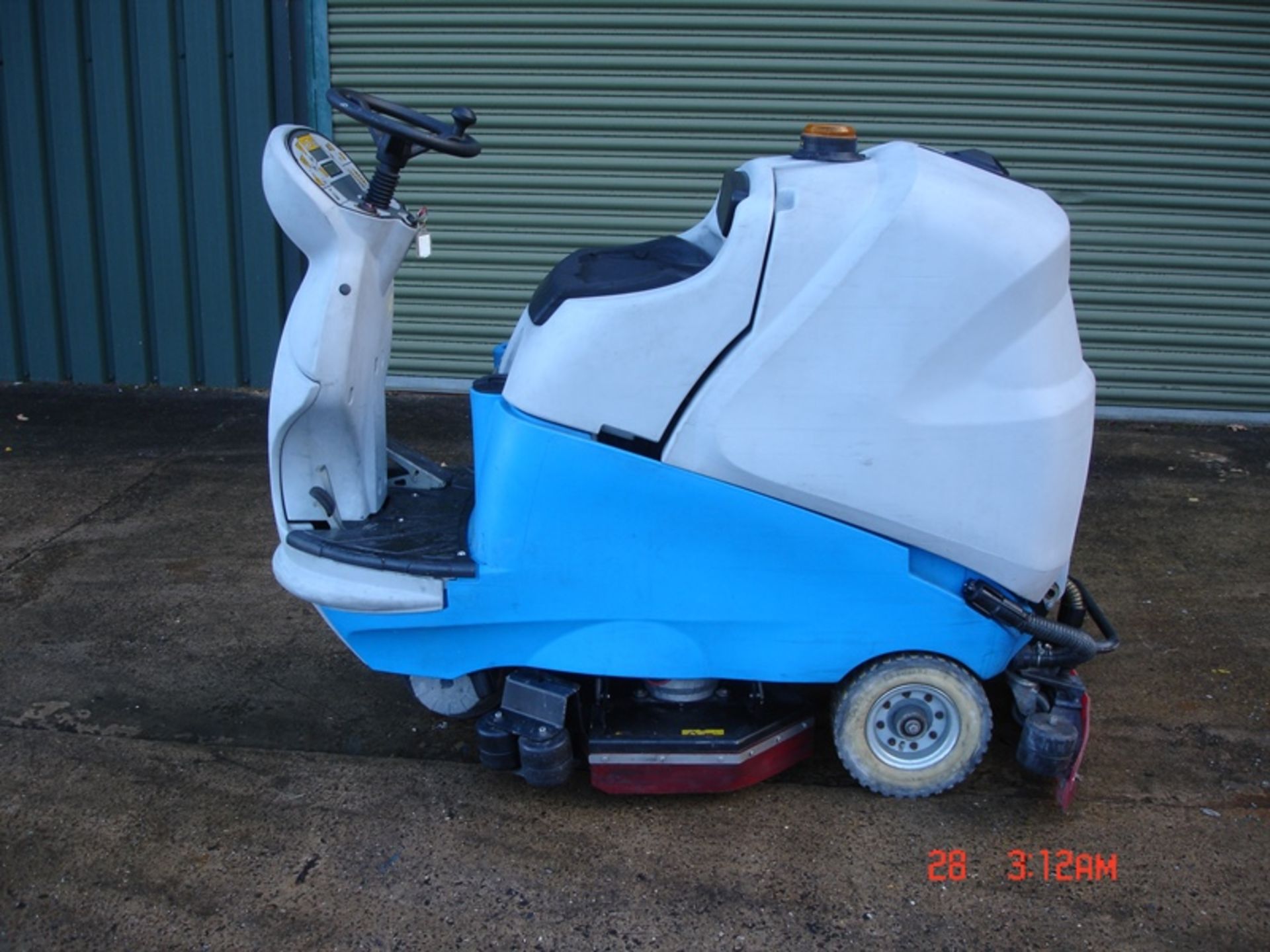 IPC GANSOW ELECTRIC RIDE ON FLOOR SCRUBBER/VAC