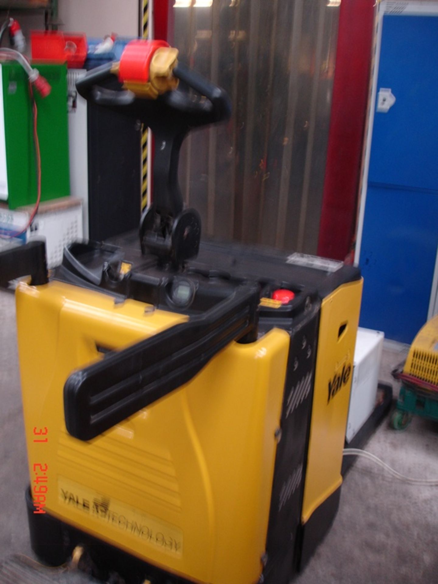 YALE RIDE ON ELECTRIC PALLET MOVER - Image 3 of 4