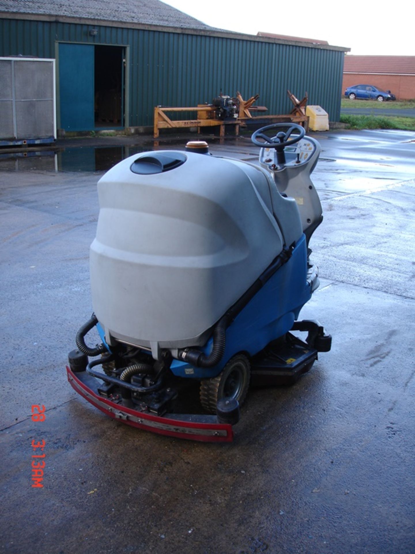 IPC GANSOW ELECTRIC RIDE ON FLOOR SCRUBBER/VAC - Image 3 of 5