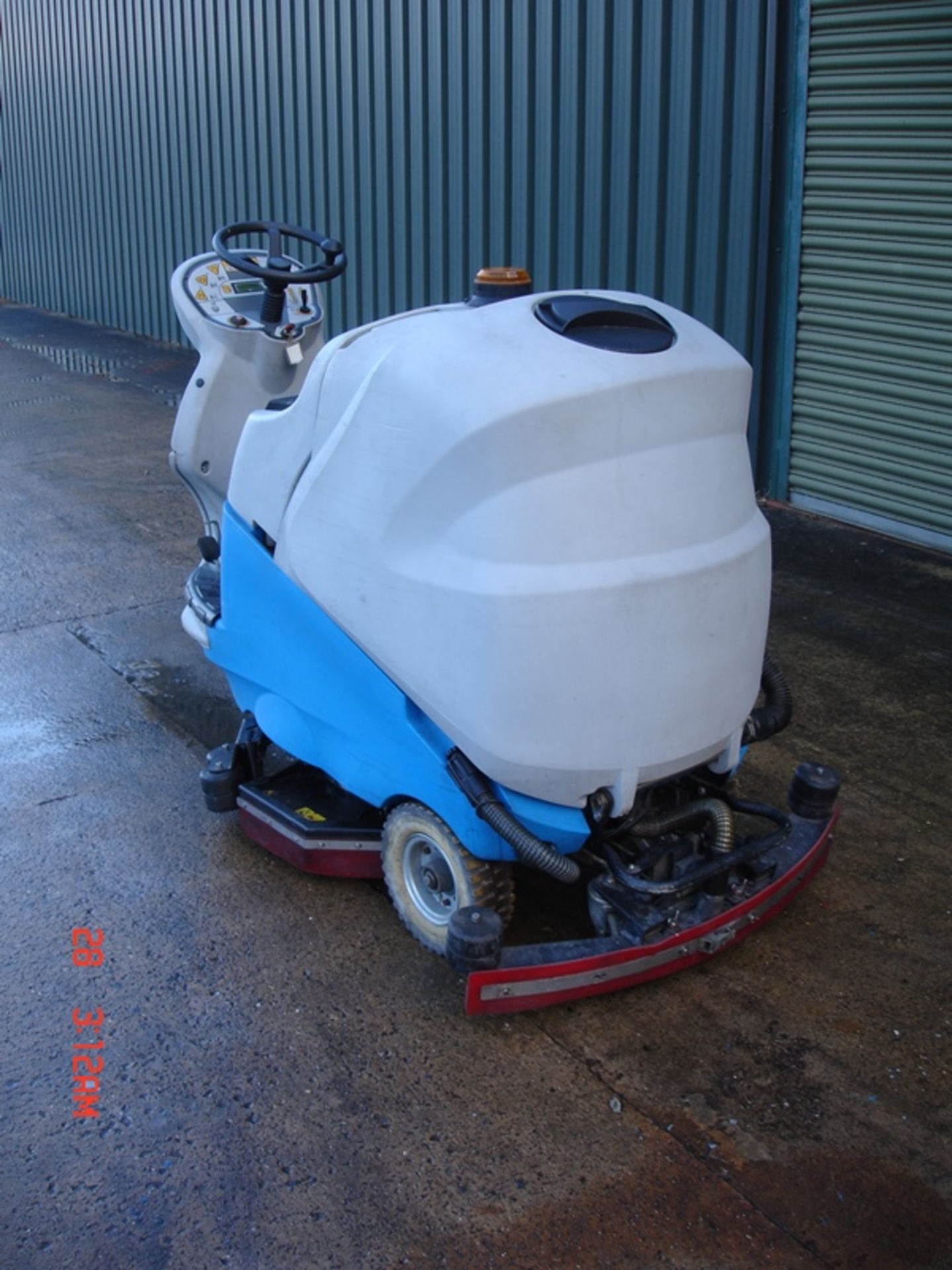 IPC GANSOW ELECTRIC RIDE ON FLOOR SCRUBBER/VAC - Image 2 of 5