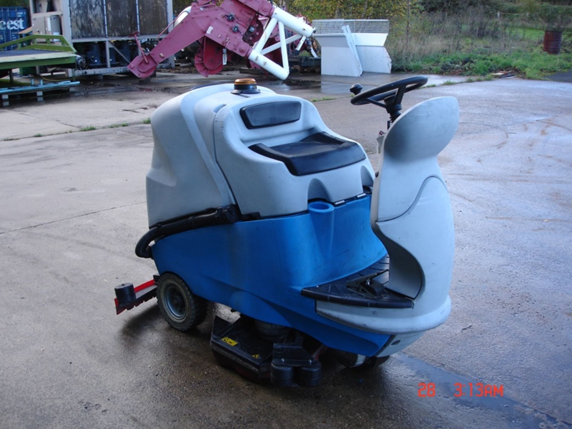 IPC GANSOW ELECTRIC RIDE ON FLOOR SCRUBBER/VAC - Image 4 of 5