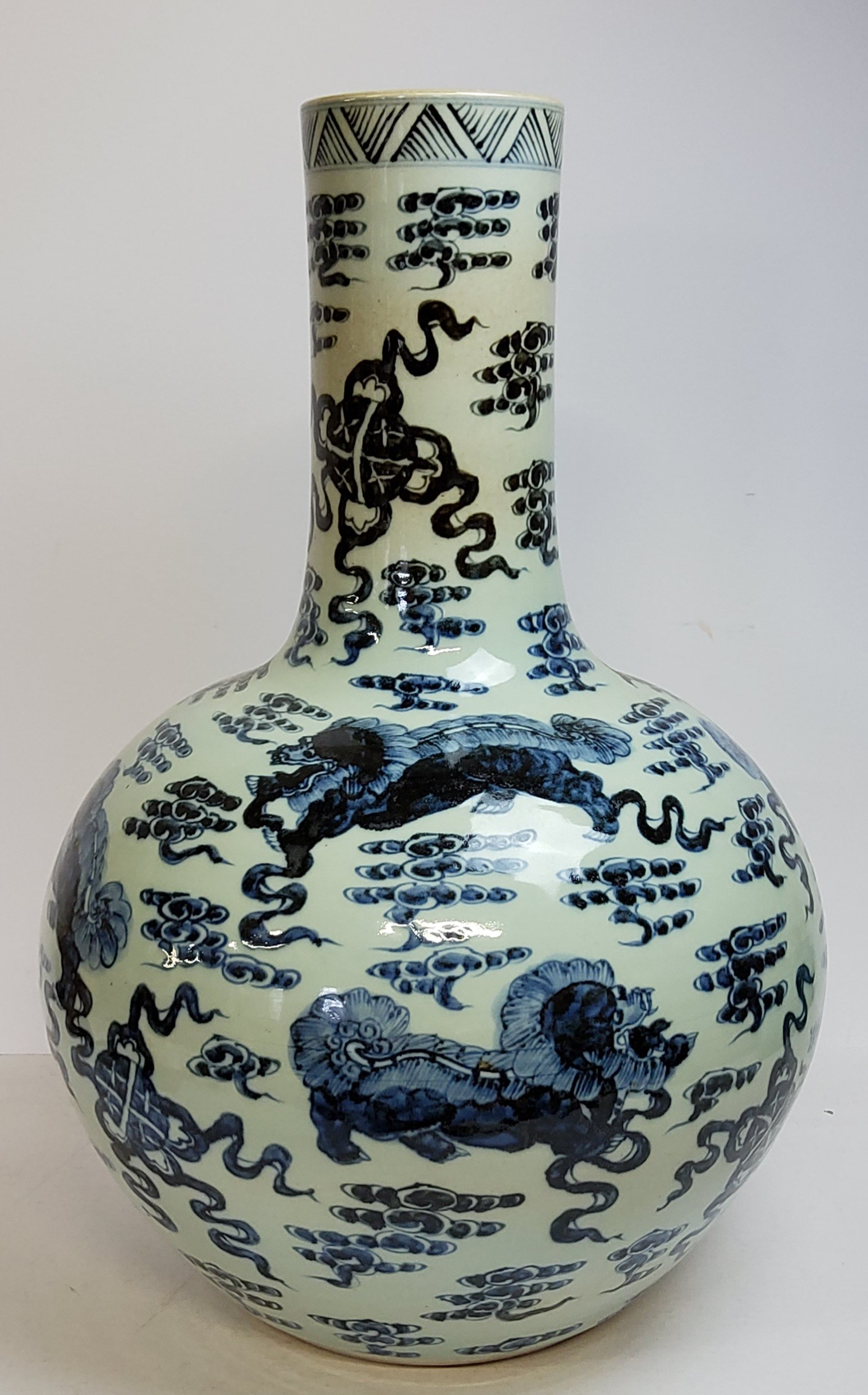 A very large and impressive Chinese temple vase decorated with an all-over, underglaze blue and - Image 5 of 5