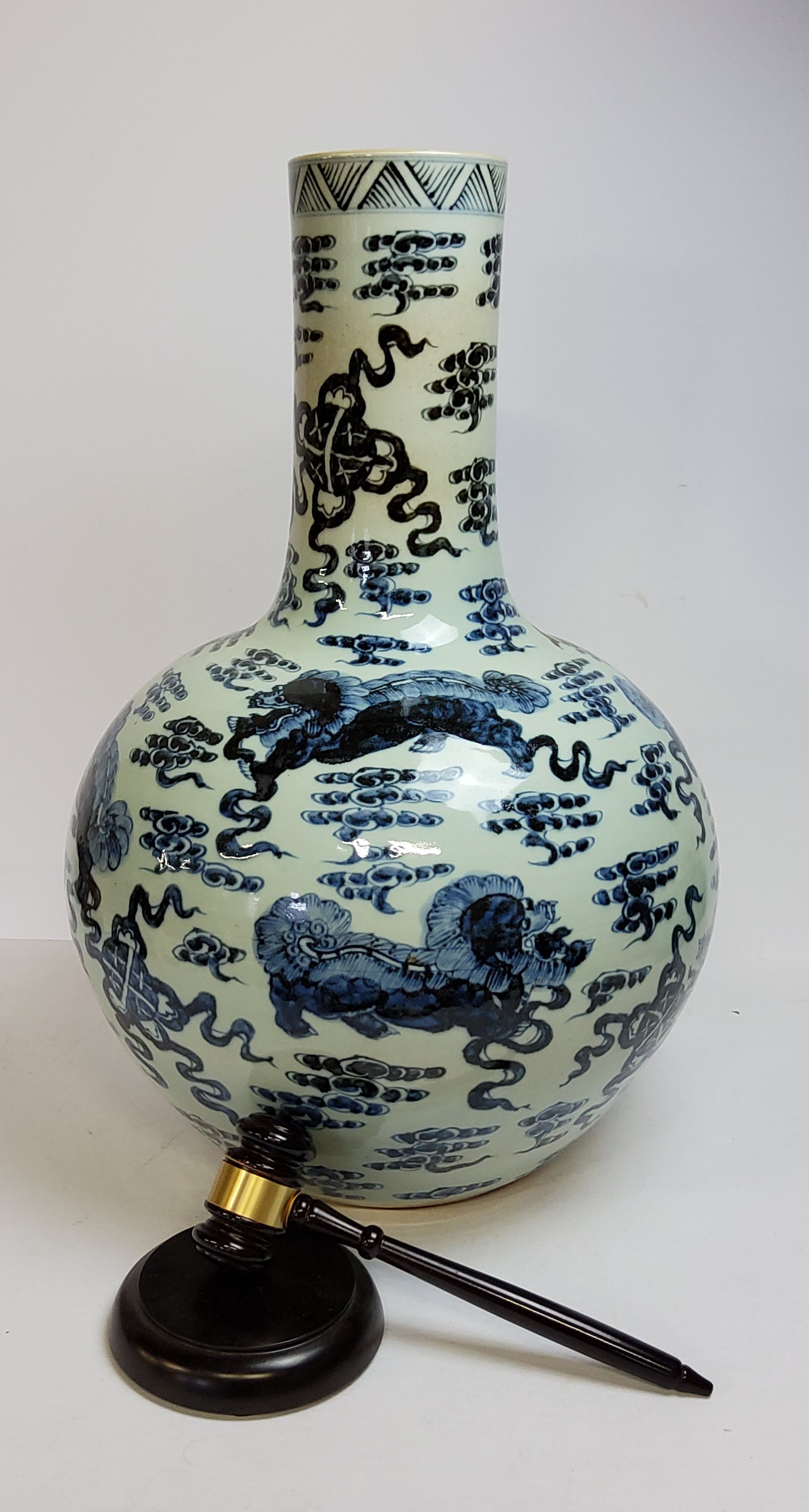A very large and impressive Chinese temple vase decorated with an all-over, underglaze blue and - Image 4 of 5