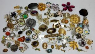Costume Jewellery - various brooches and bangles, including a reverse painted brooch, banded agate