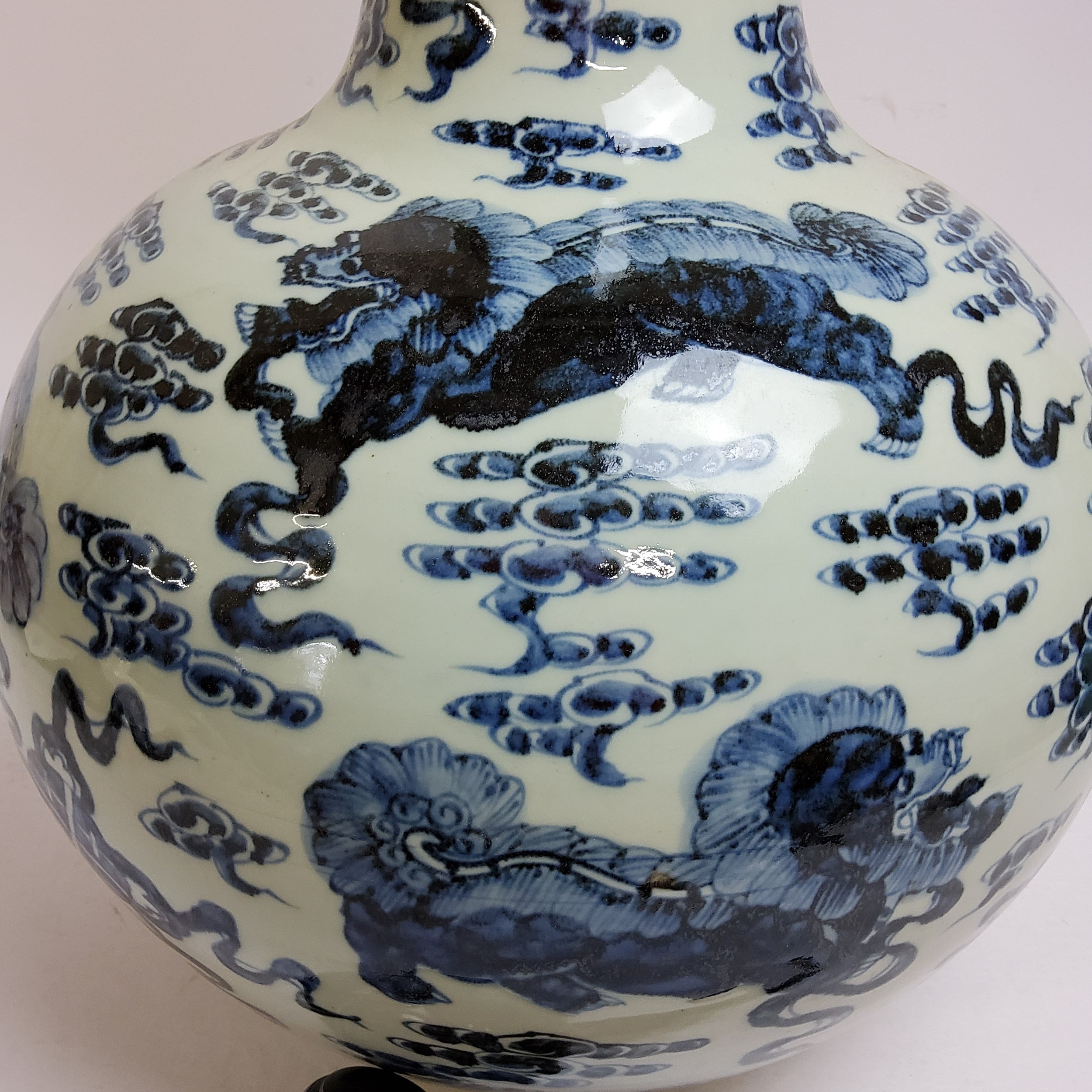 A very large and impressive Chinese temple vase decorated with an all-over, underglaze blue and - Image 3 of 5