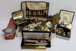 Bijouterie - costume jewellery including brooches, cufflinks, hat pins etc.; manicure set, faux