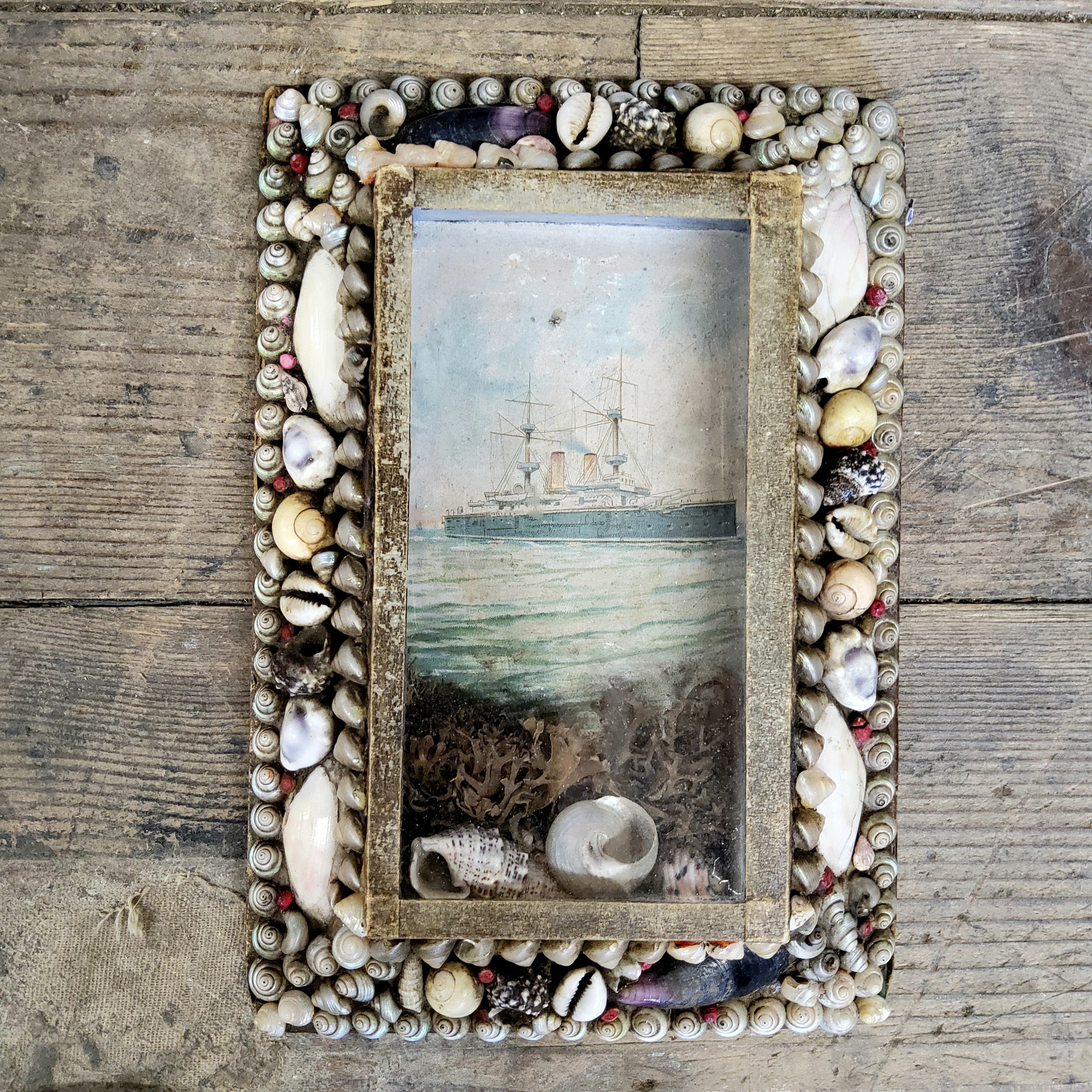 A very good collection of Fourteen Victorian shell-work souvenir porthole pictures, late 19th/ - Image 8 of 17