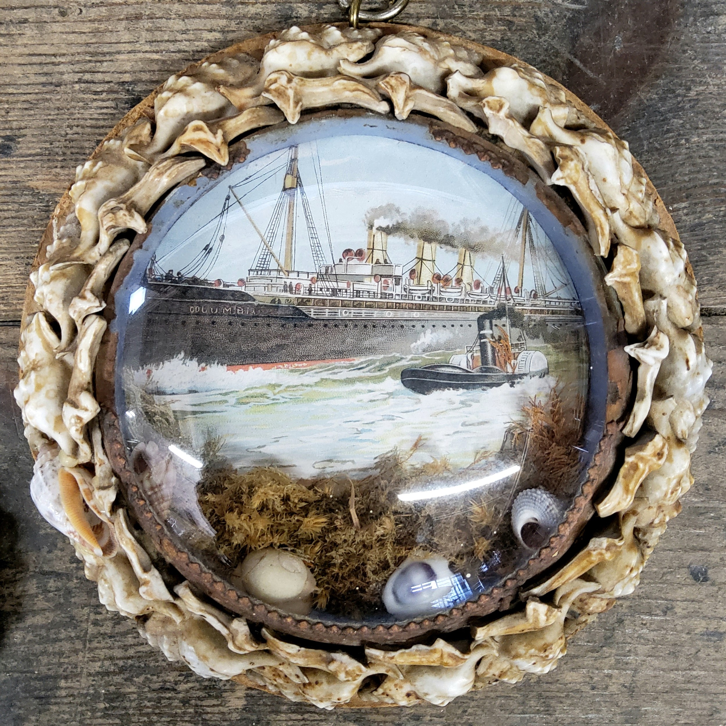 A very good collection of Fourteen Victorian shell-work souvenir porthole pictures, late 19th/ - Image 7 of 17