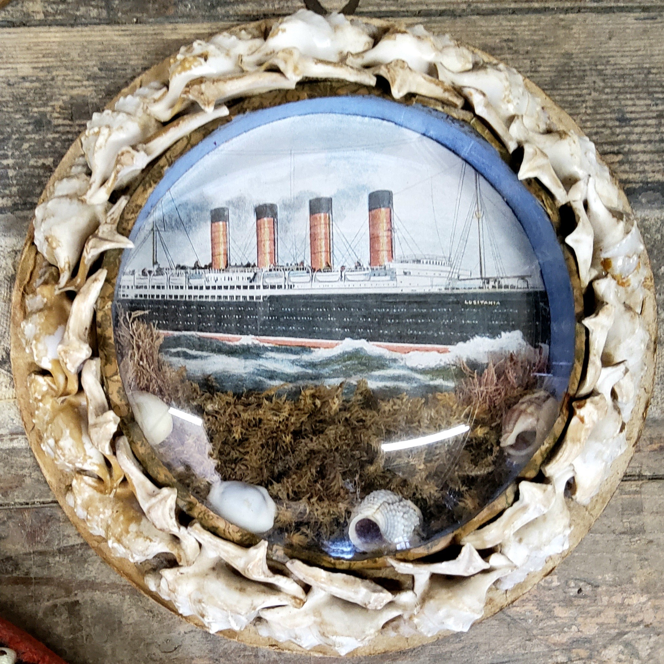 A very good collection of Fourteen Victorian shell-work souvenir porthole pictures, late 19th/ - Image 16 of 17