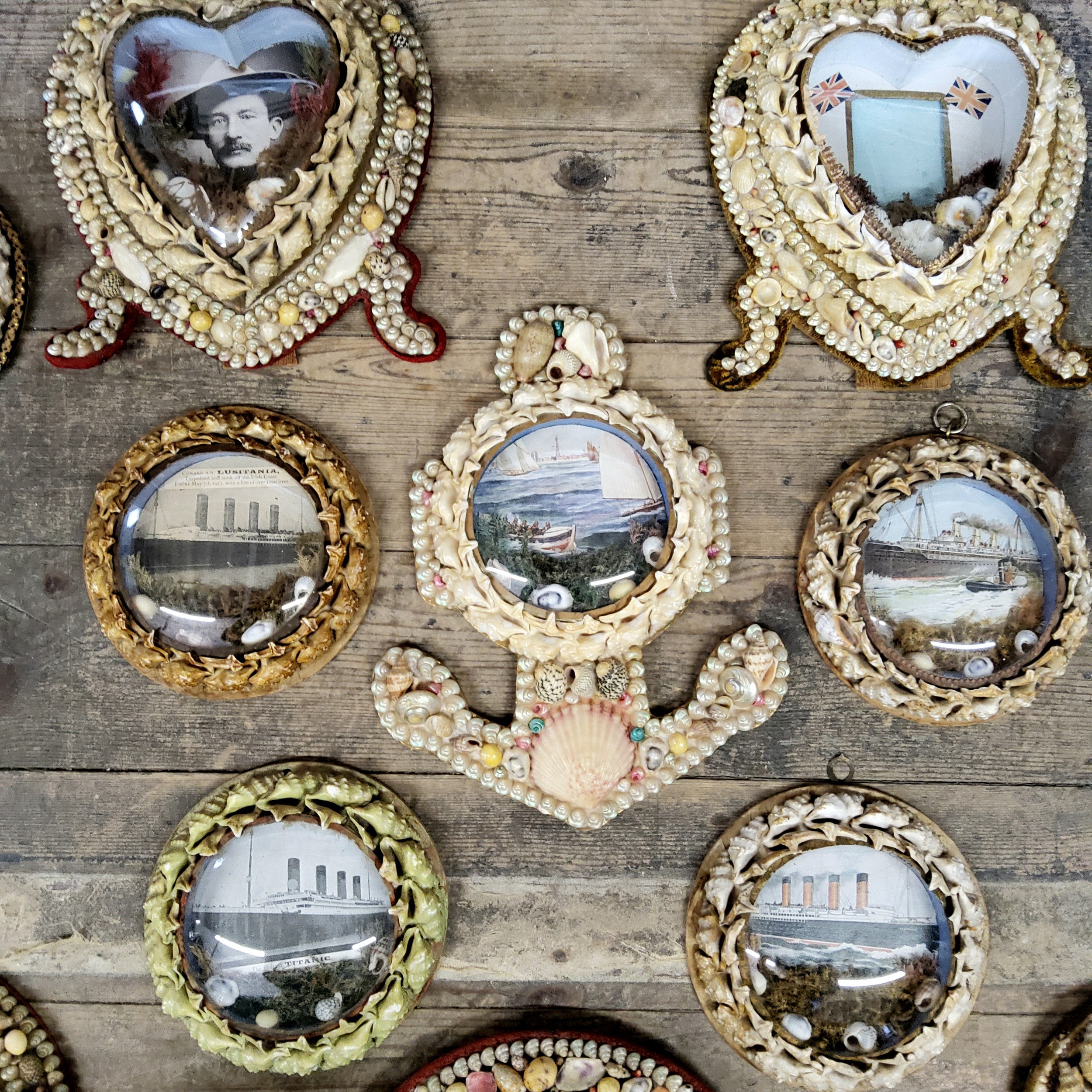 A very good collection of Fourteen Victorian shell-work souvenir porthole pictures, late 19th/ - Image 3 of 17