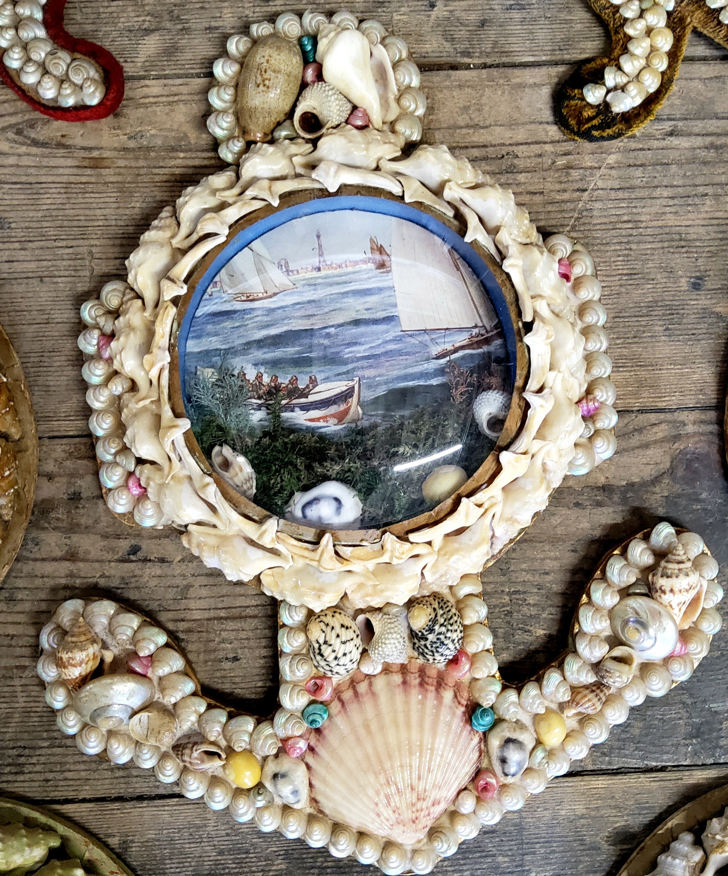 A very good collection of Fourteen Victorian shell-work souvenir porthole pictures, late 19th/ - Image 9 of 17