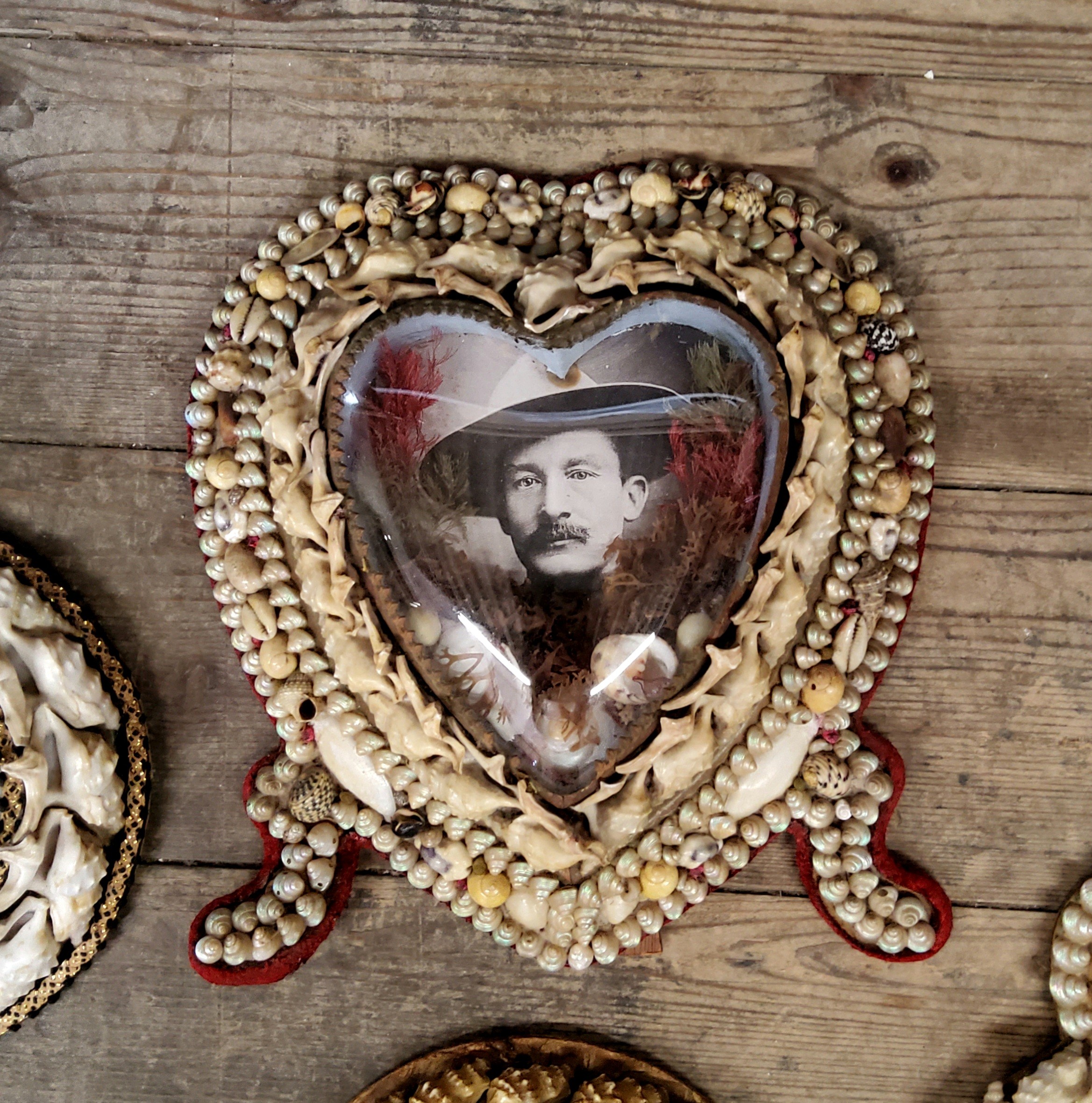 A very good collection of Fourteen Victorian shell-work souvenir porthole pictures, late 19th/ - Image 4 of 17