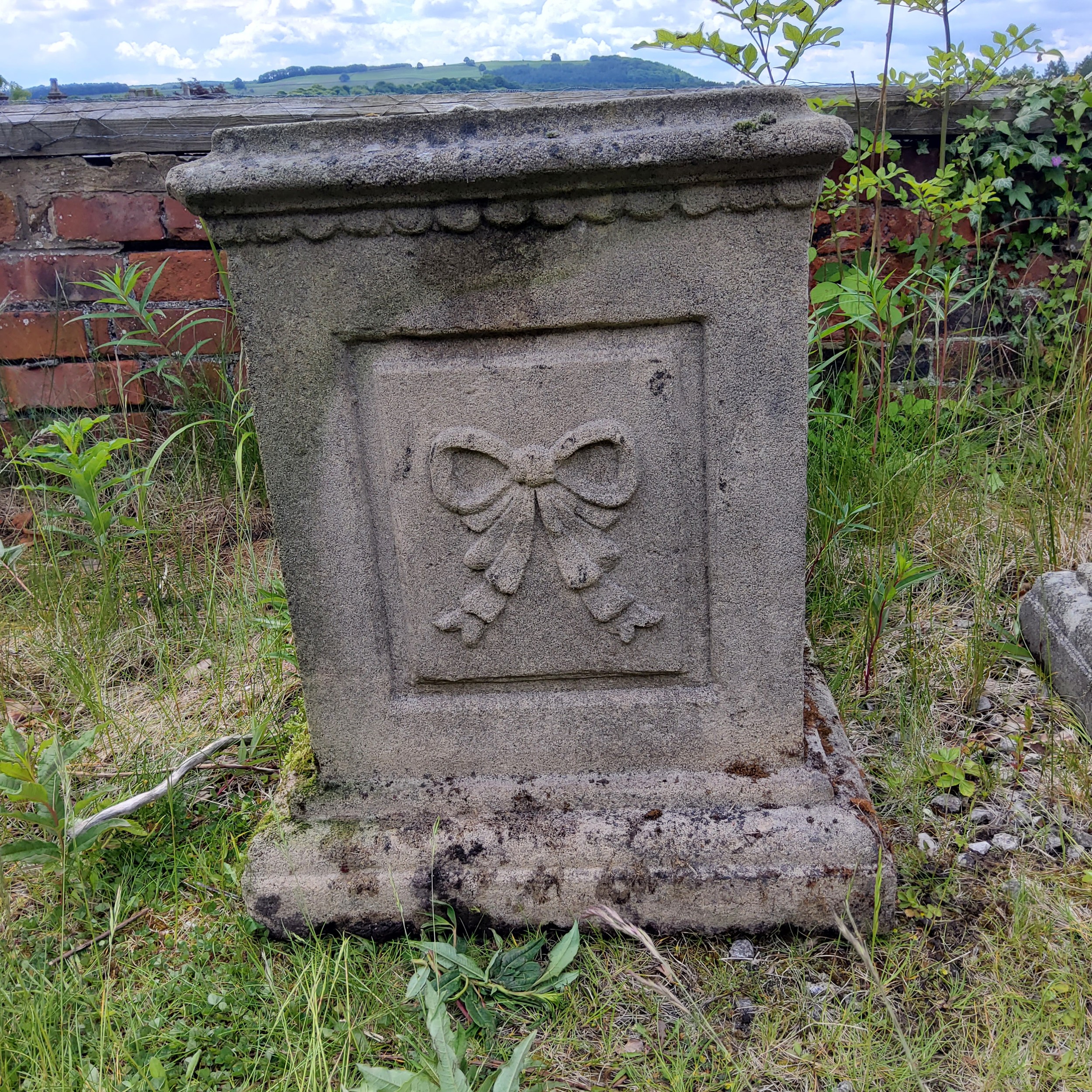 A pair of reconstituted gritstone garden plinths, Neo Classical ribbon tied bow decoration to each - Image 3 of 3