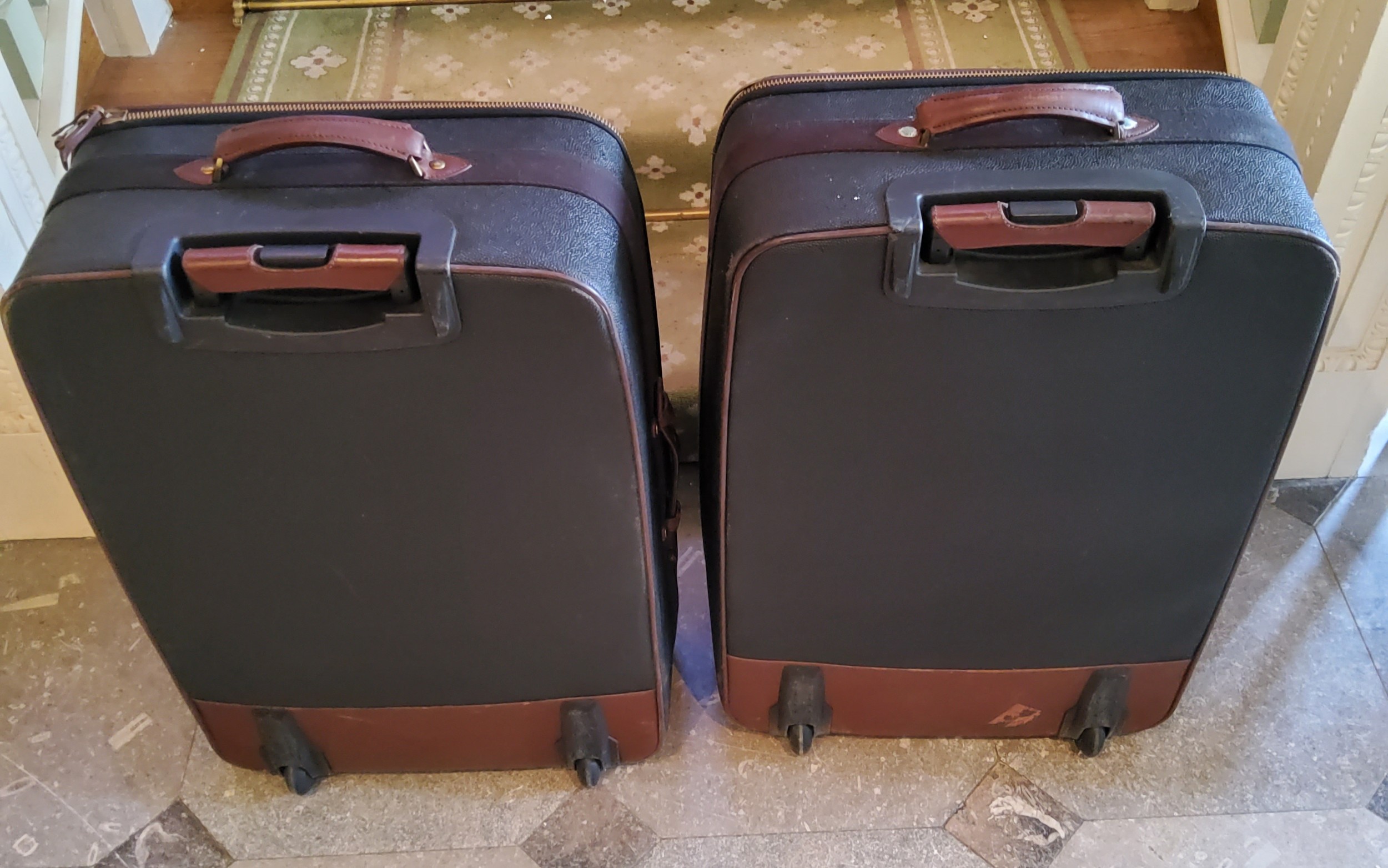 Pair of Mulberry leather suitcases model 031694C, 50cm wide x 26 cm deep x 75 cm long, AF