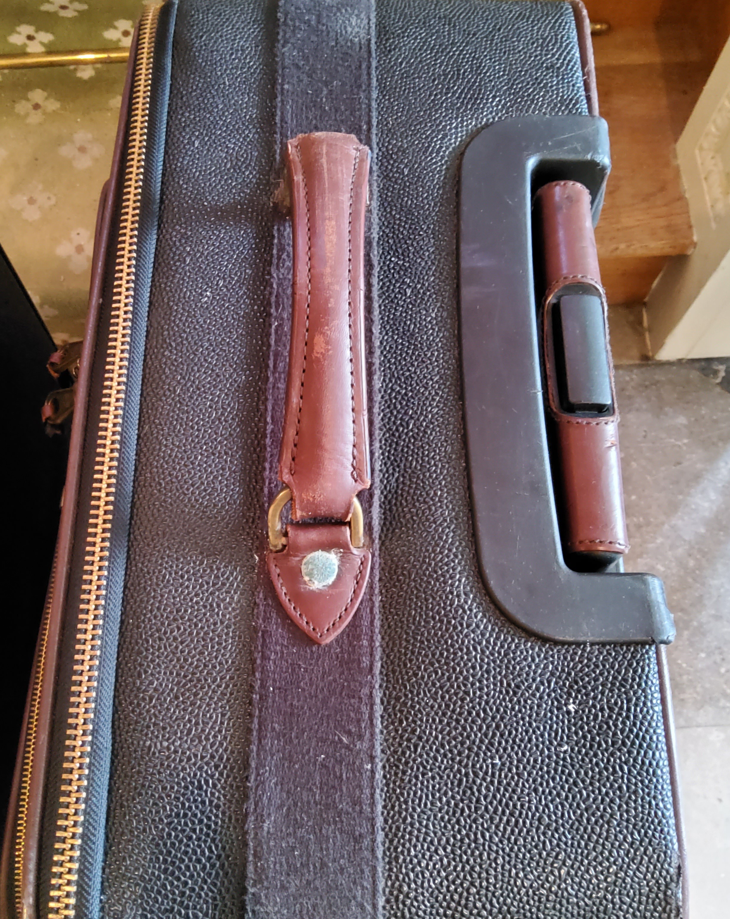 Pair of Mulberry leather suitcases model 031694C, 50cm wide x 26 cm deep x 75 cm long, AF - Image 5 of 6