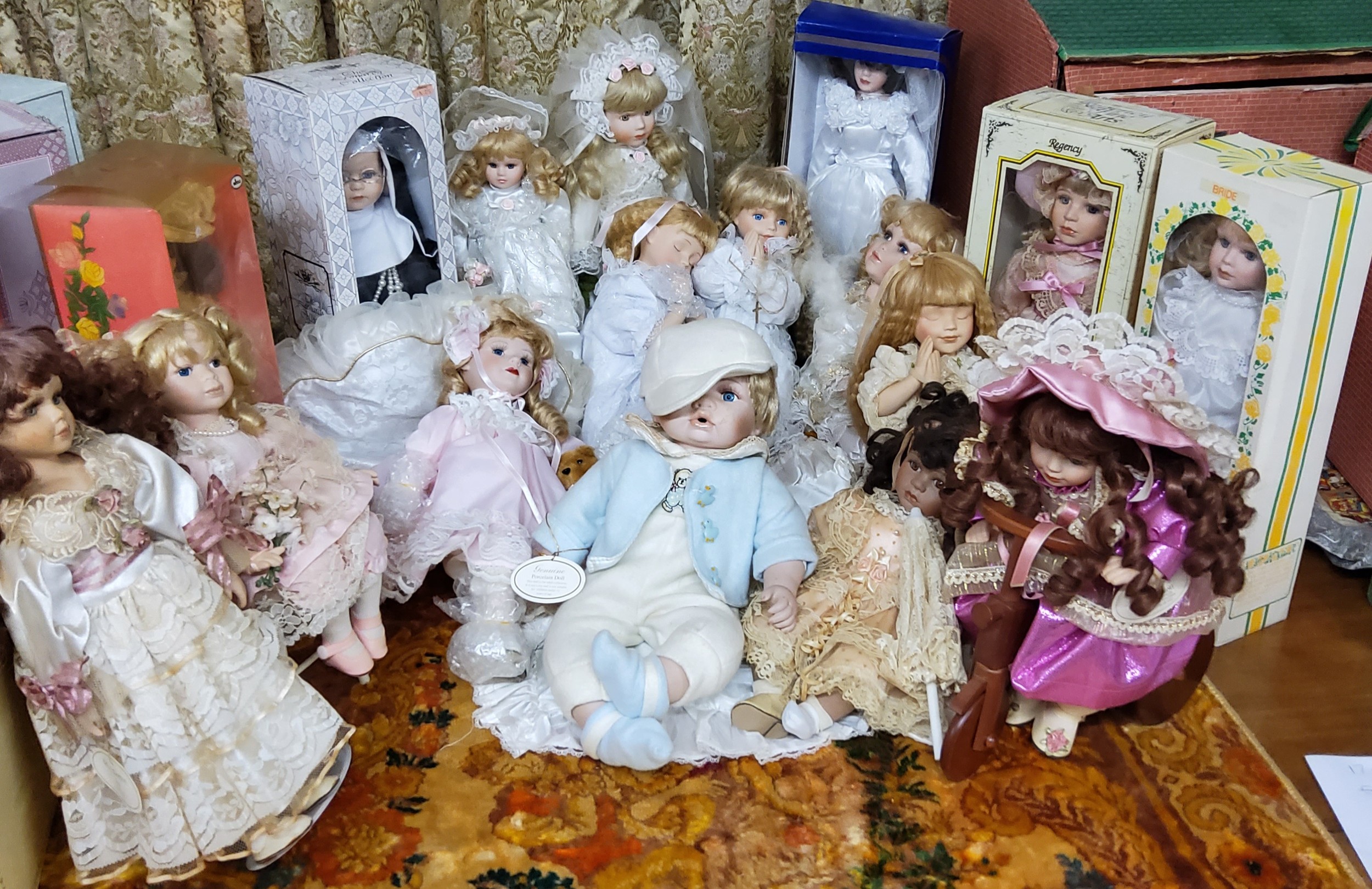 Collector dolls various including Leonardo Collection, Regency Fine Arts and others etc. (17)