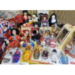 Collector dolls - international dolls & clowns, some boxed (47)