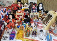 Collector dolls - international dolls & clowns, some boxed (47)